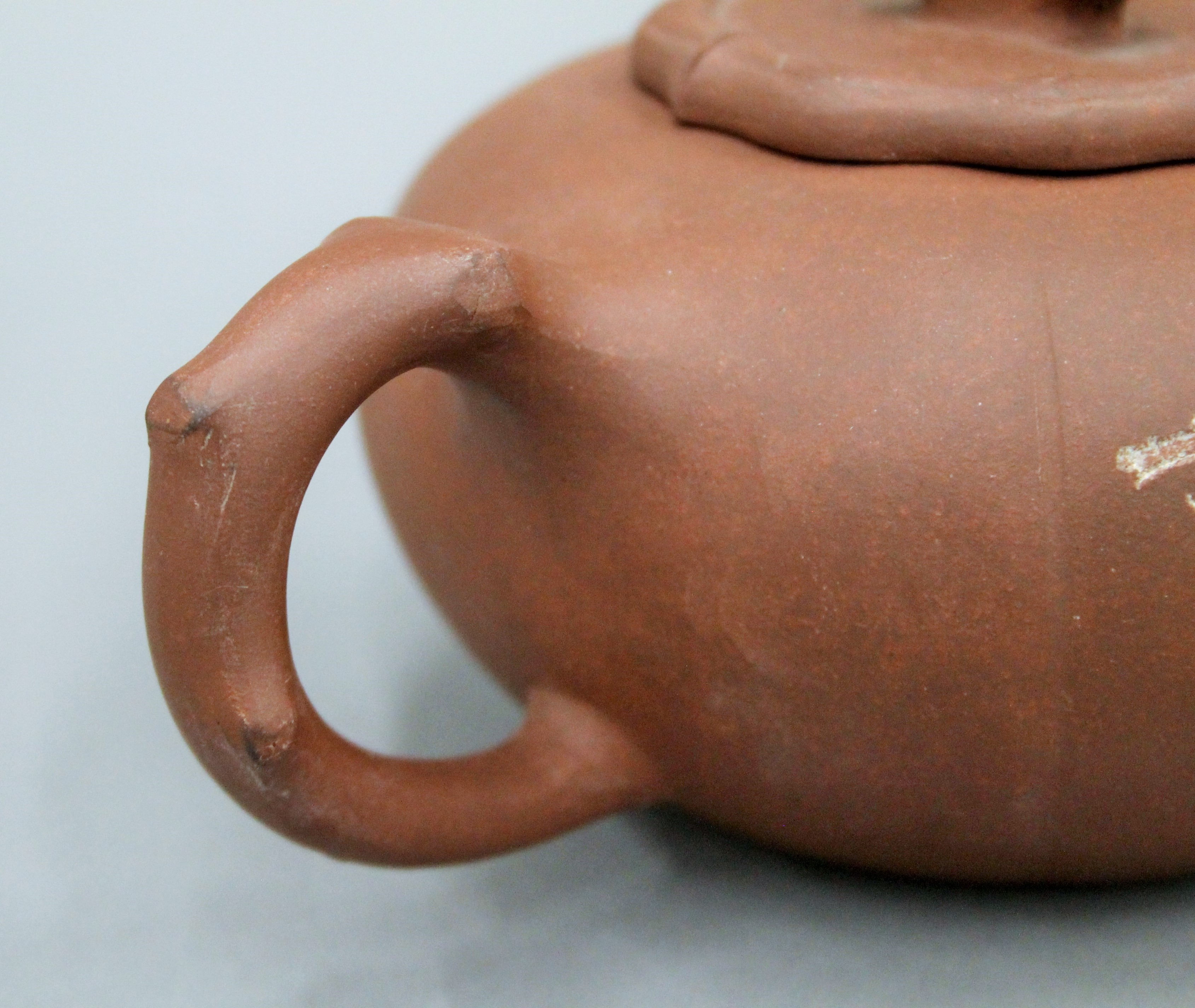 A Y-Hsing tea set comprising: a teapot, four cups and a tray, all with incised decoration. - Image 7 of 16