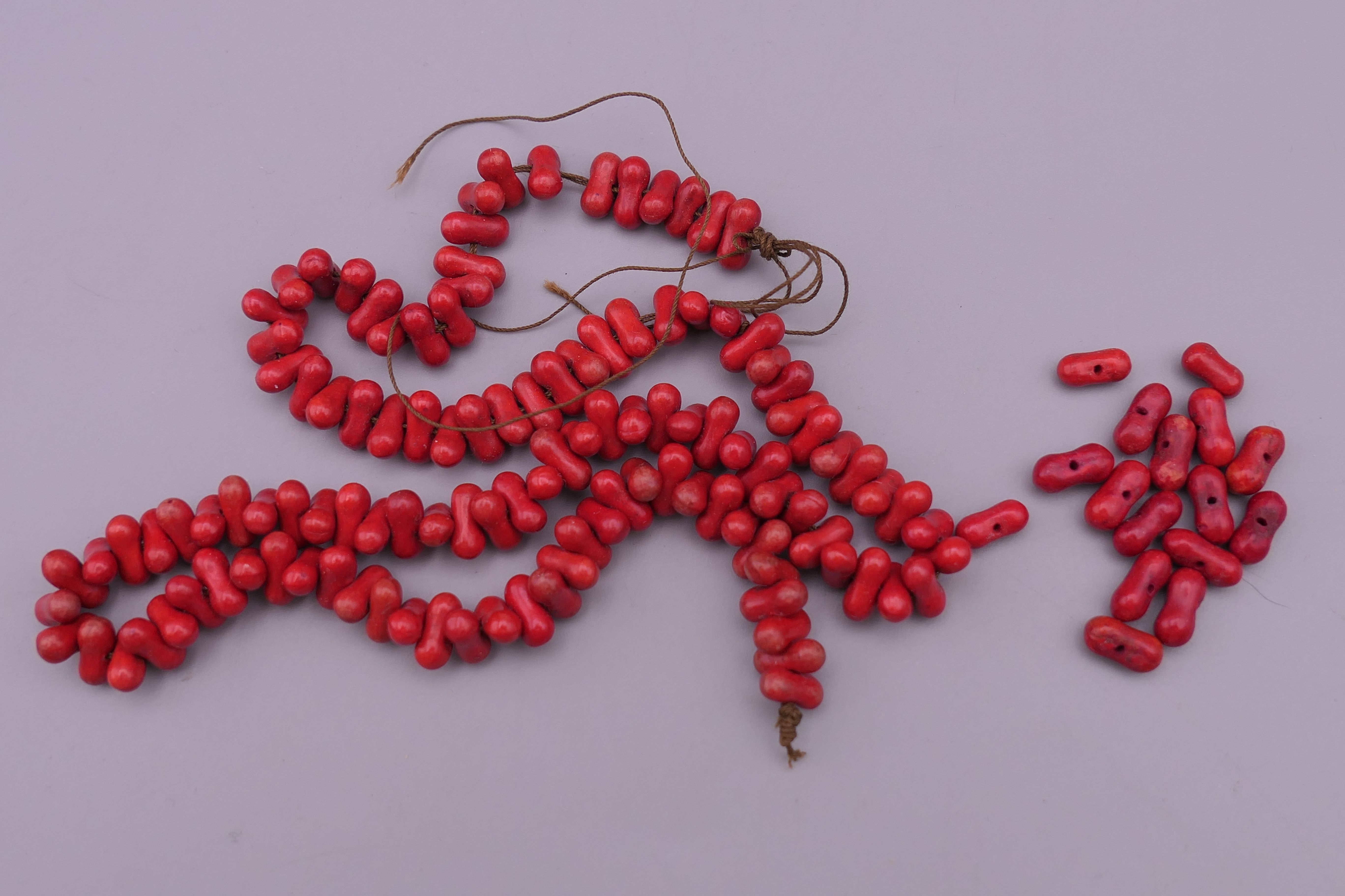 A coral necklace. 126 cm long. - Image 5 of 6