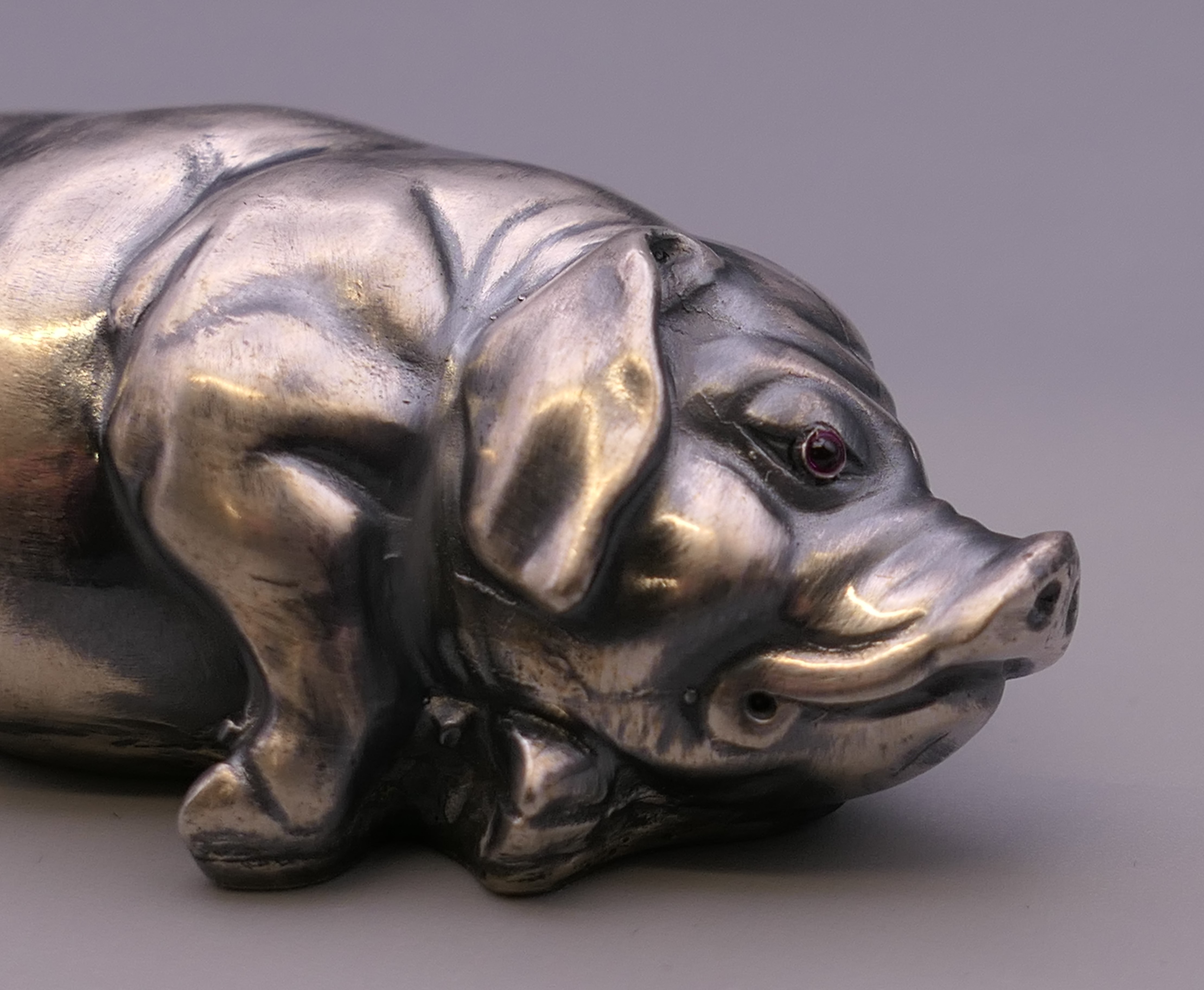 A silver model of a pig bearing Russian marks. 7 cm long. 44.6 grammes total weight. - Bild 3 aus 5