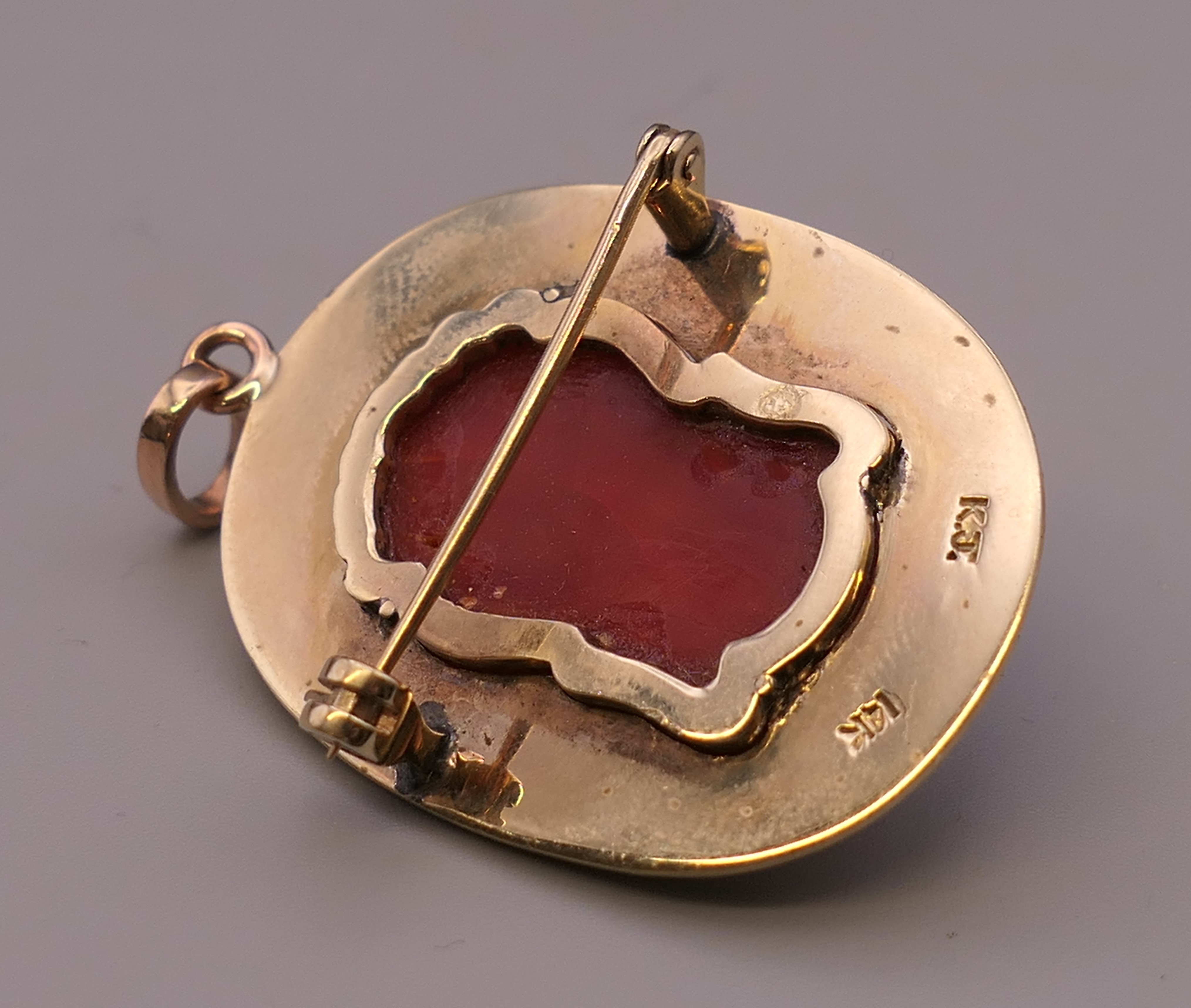 A 14 K gold and coral brooch/pendant. 4.5 cm high. 13 grammes total weight. - Image 4 of 4