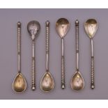 A set of six Russian silver niello teaspoons. 10.5 cm long. 86 grammes.