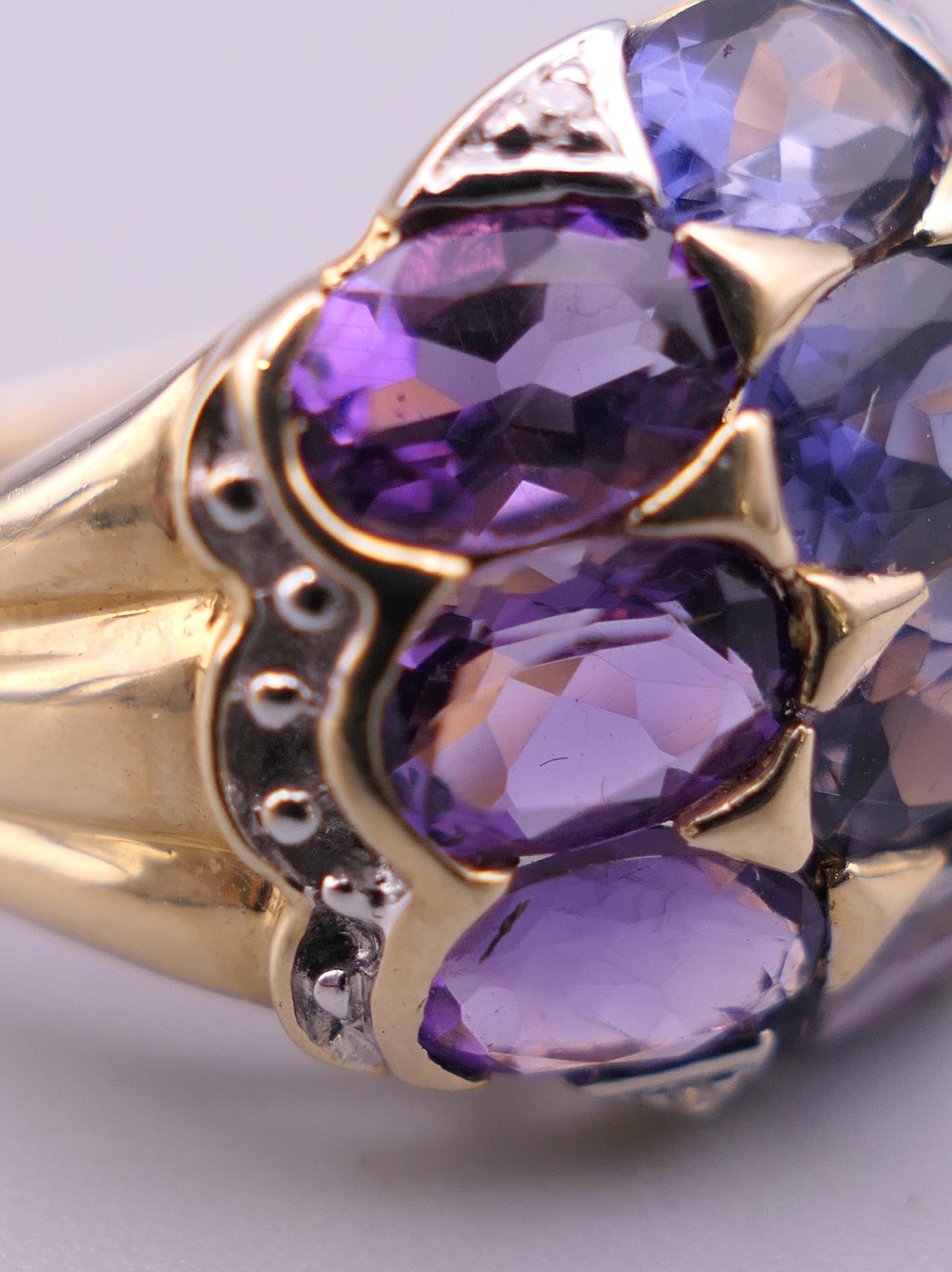 A 10 K gold ten stone amethyst and sapphire ring. Ring size N. 4.7 grammes total weight. - Image 4 of 6