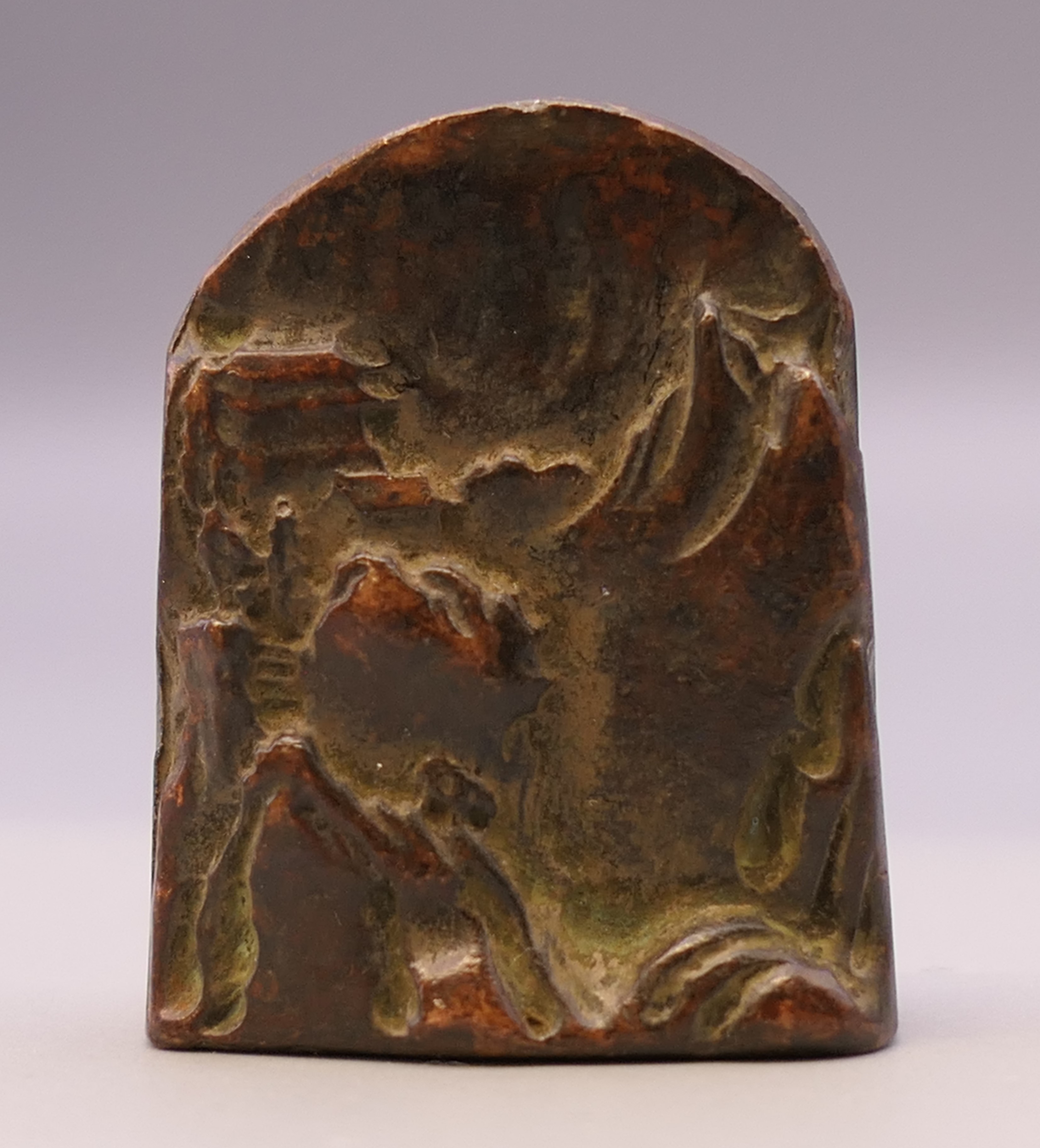 A bronze seal decorated with mountains. 4 cm high.