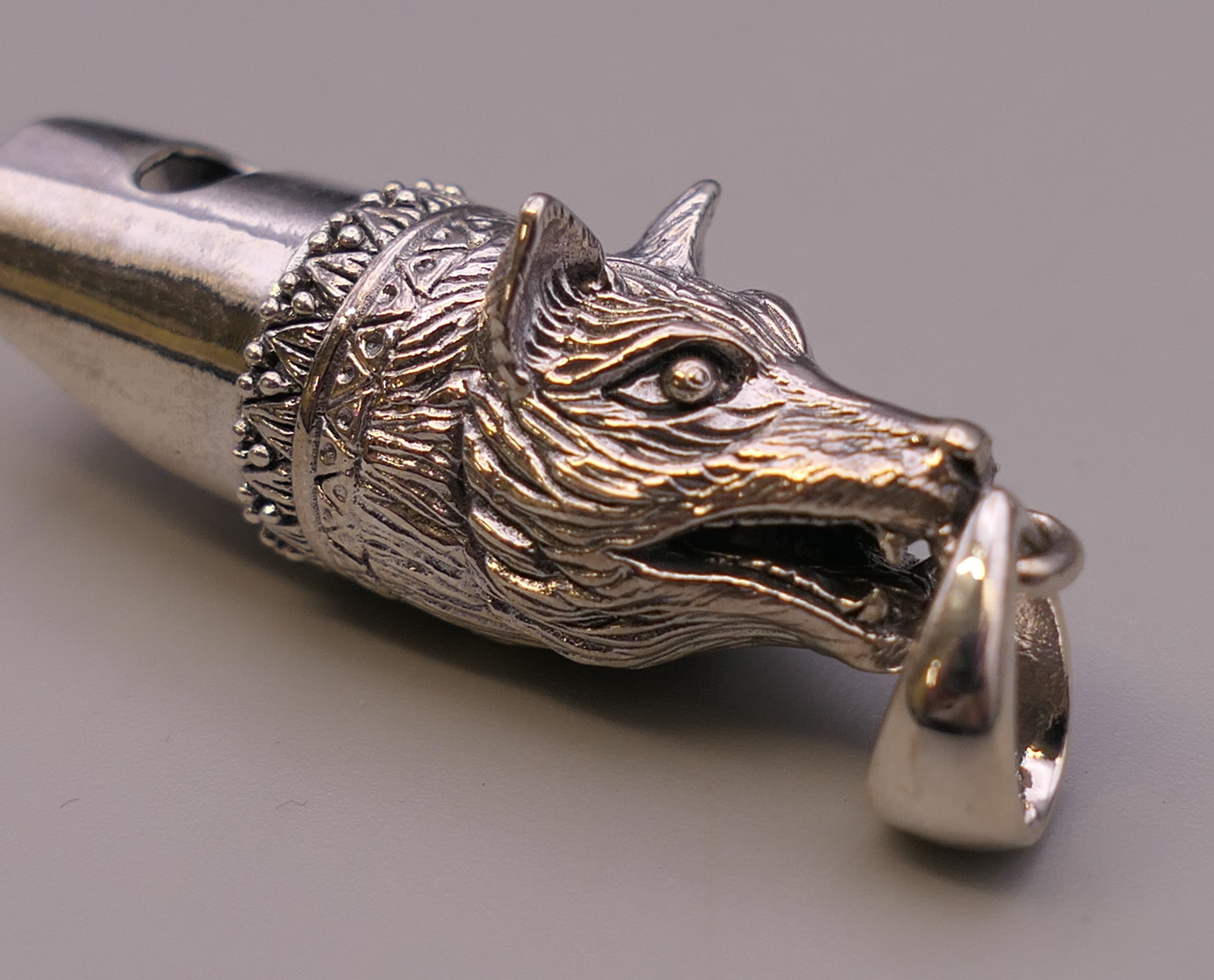 A silver whistle formed as a fox. 4.5 cm long. - Bild 4 aus 5