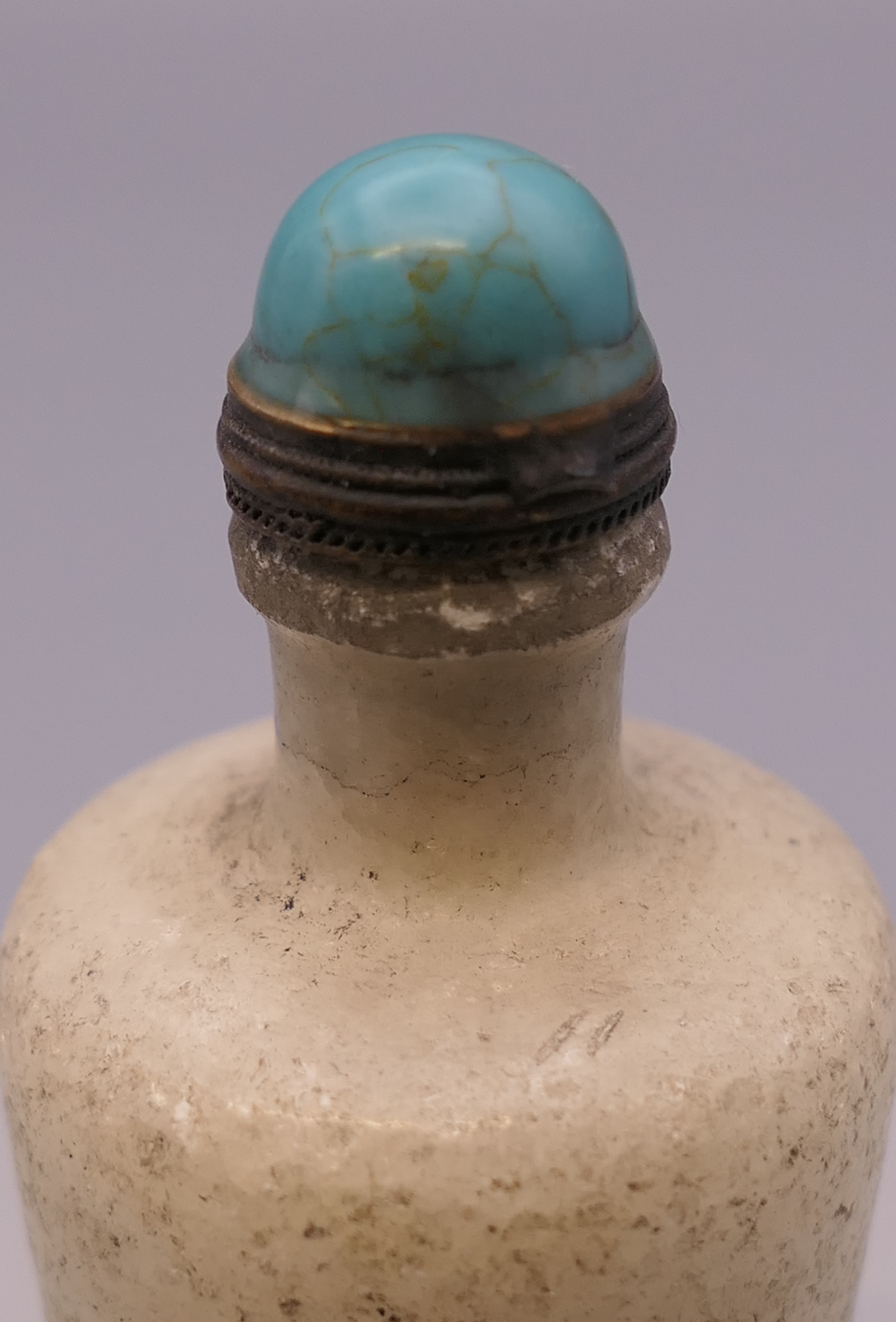 A hardstone turquoise topped snuff bottle. 7.5 cm high. - Image 4 of 4
