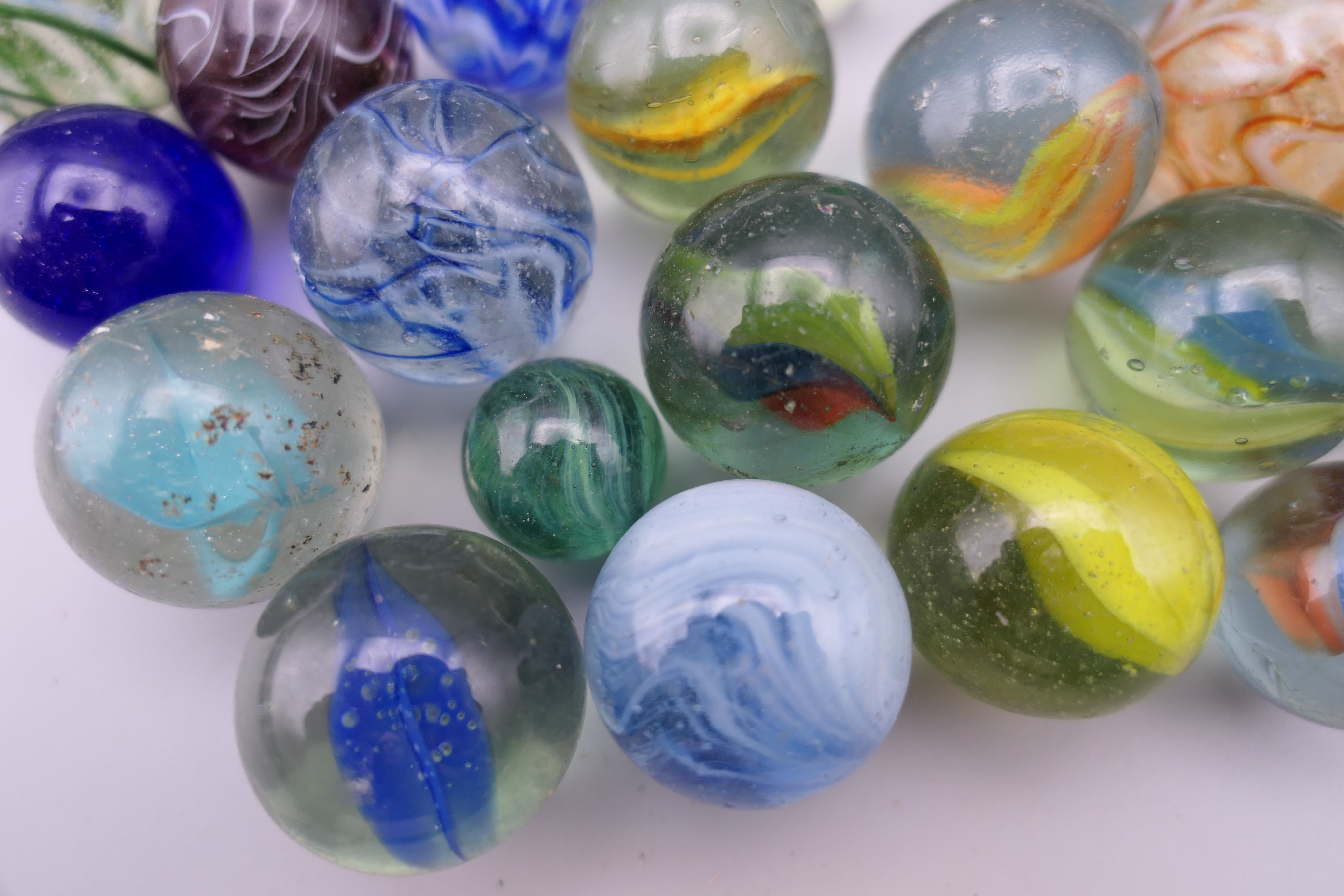 A collection of vintage marbles. - Image 3 of 6