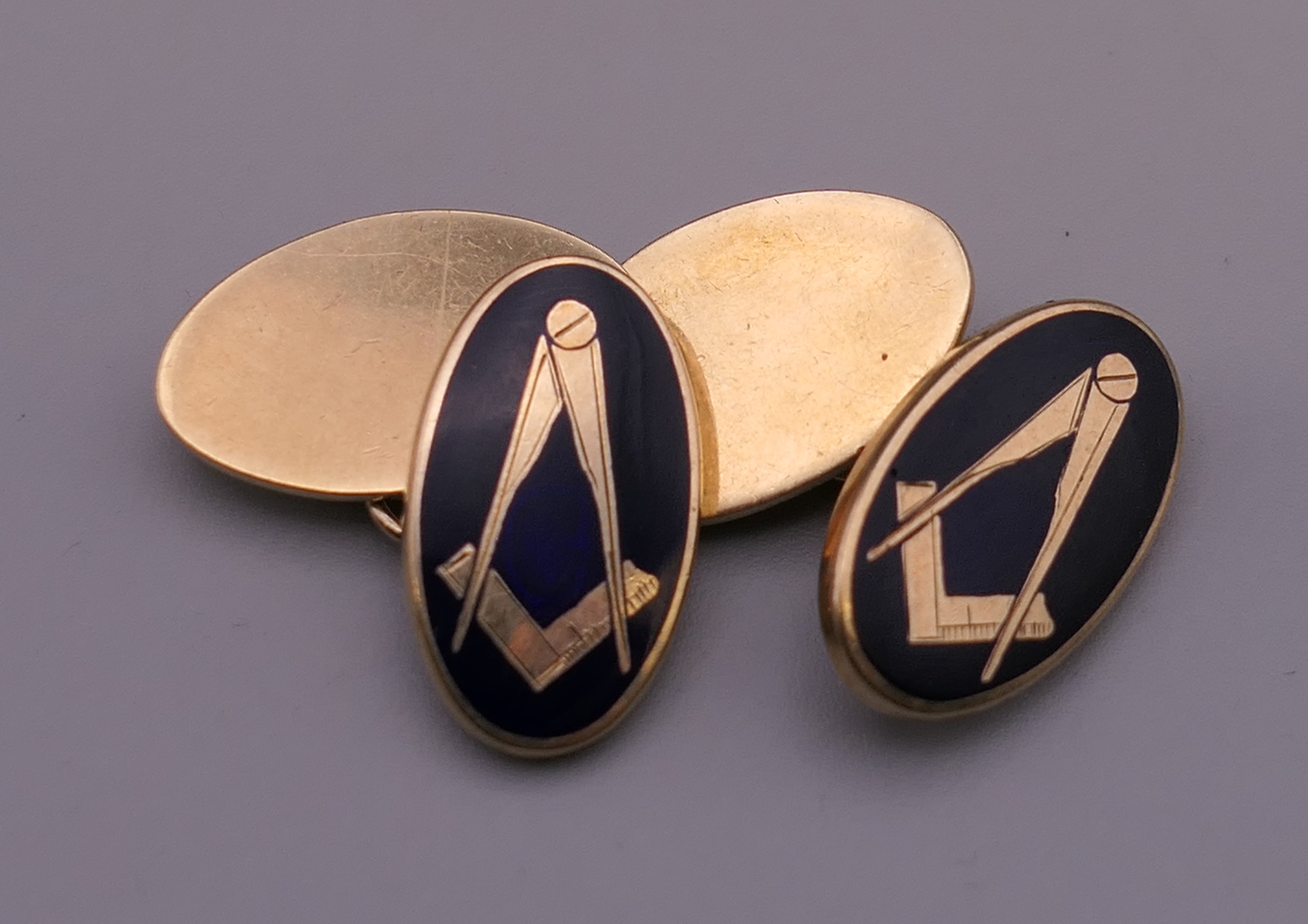 A pair of vintage 9 ct gold enamelled Masonic cufflinks. 11.4 grammes total weight. - Image 2 of 9