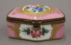A Continental porcelain patch box. 7 cm wide.