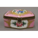 A Continental porcelain patch box. 7 cm wide.