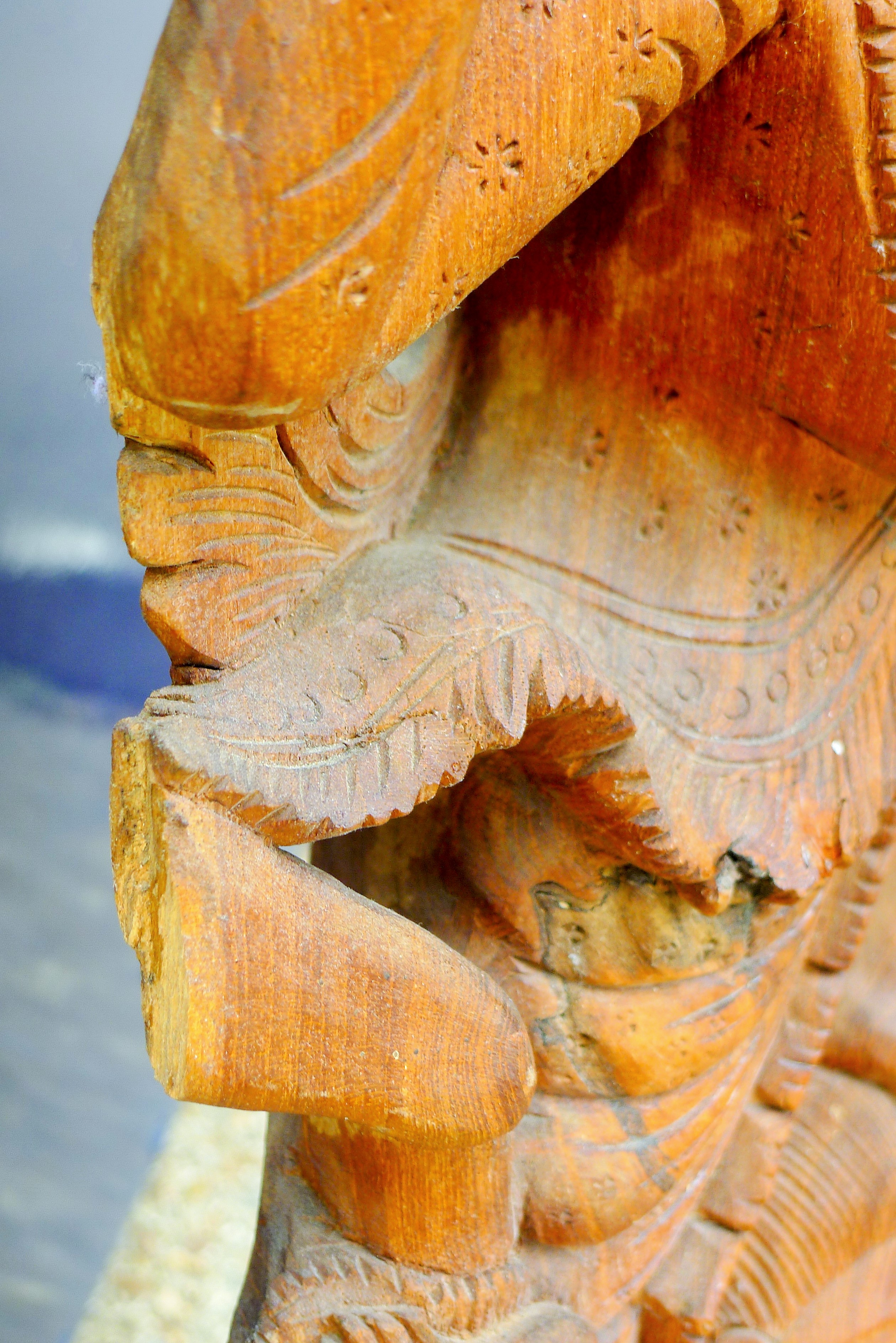 A large Thai wooden figural carving. 206 cm high. - Bild 3 aus 5