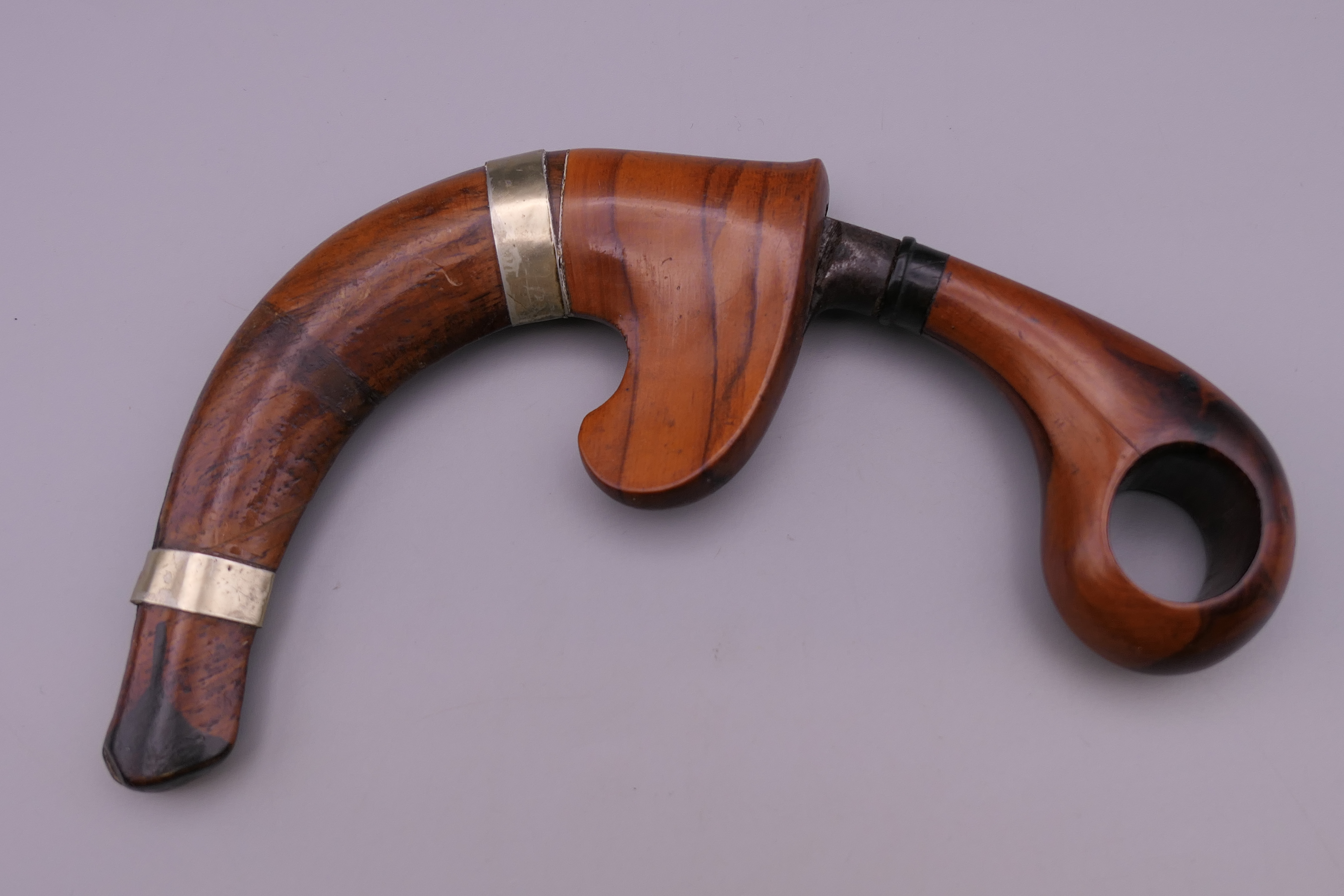 An unusual Eastern curved knife with steel blade and hardwood sheath. 17 cm long. - Image 3 of 7