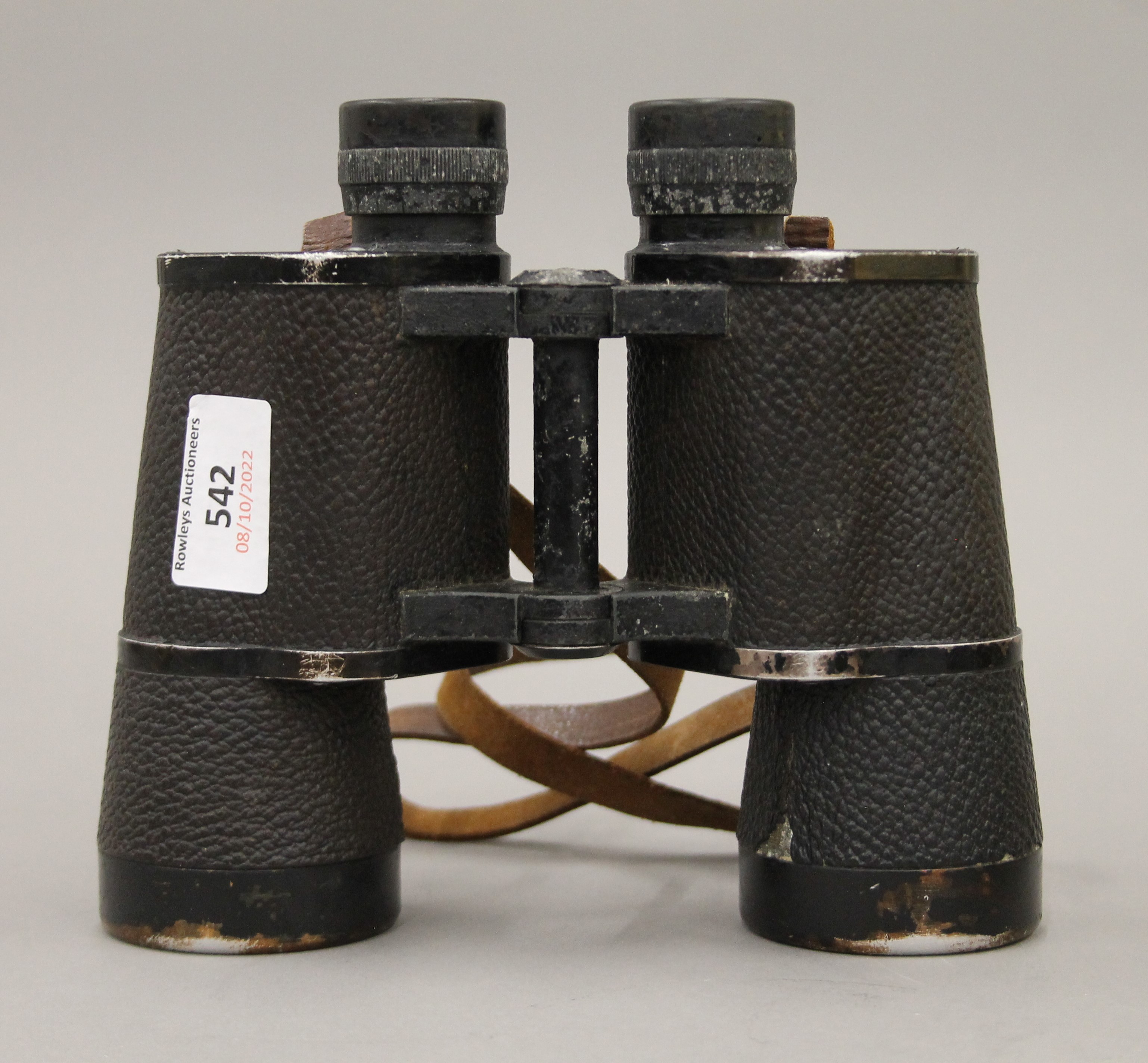 A pair of German E Leitz Wetzlar military Dienstglas 10 x 50 binoculars, numbered 306605. 16.