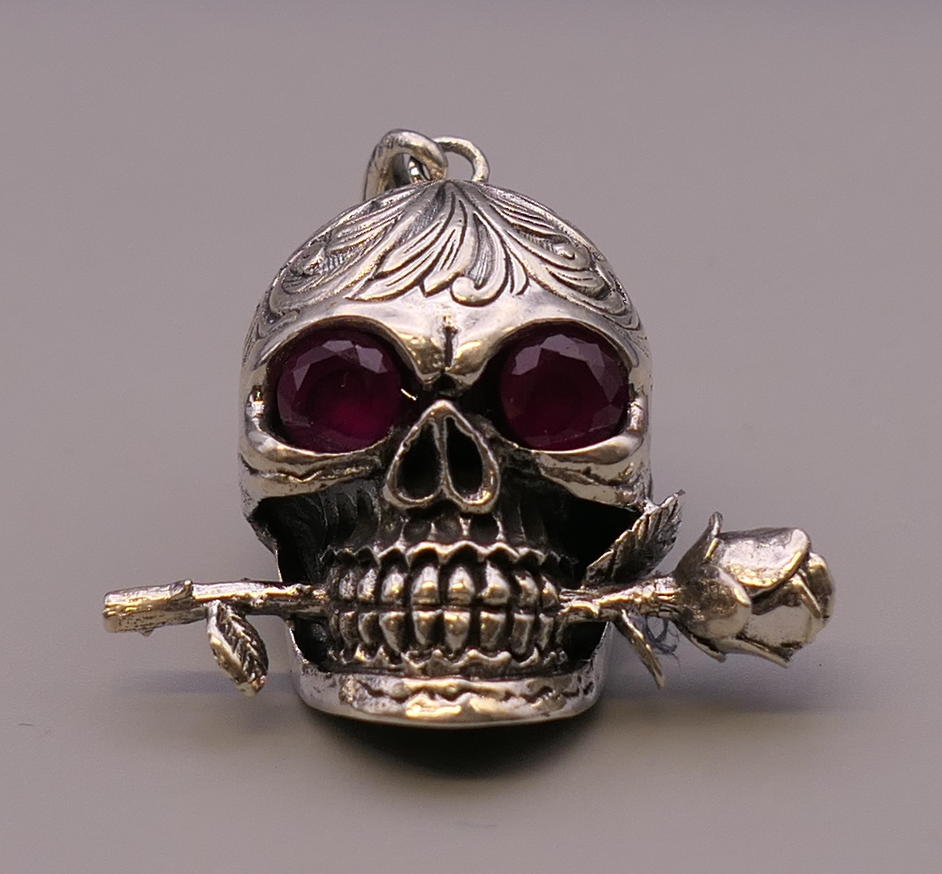 A silver skull and rose pendant. 4.5 cm high. - Image 2 of 5