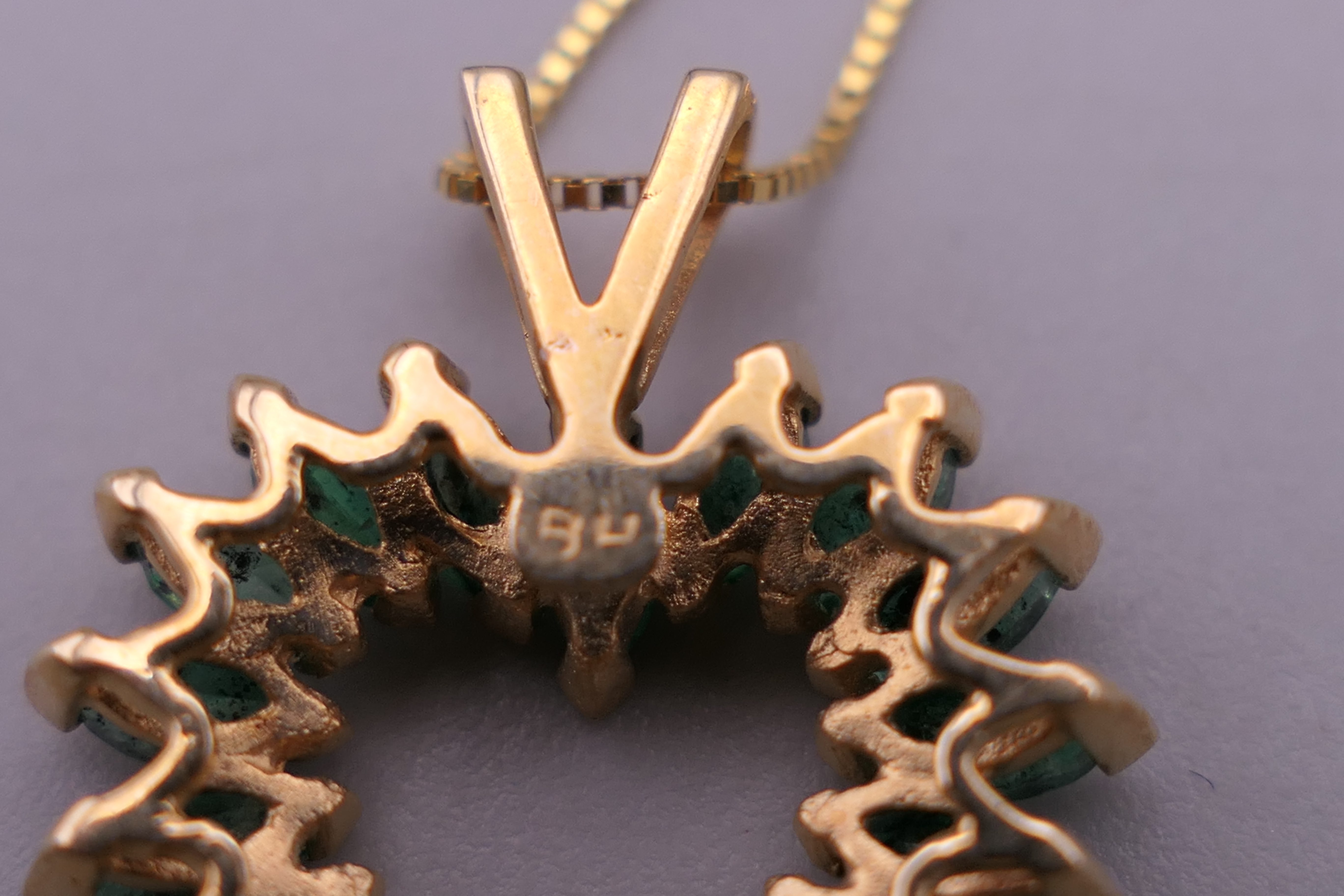 A 14 K gold emerald heart pendant on chain. The pendant 2.5 cm high. 3.9 grammes total weight. - Bild 4 aus 8