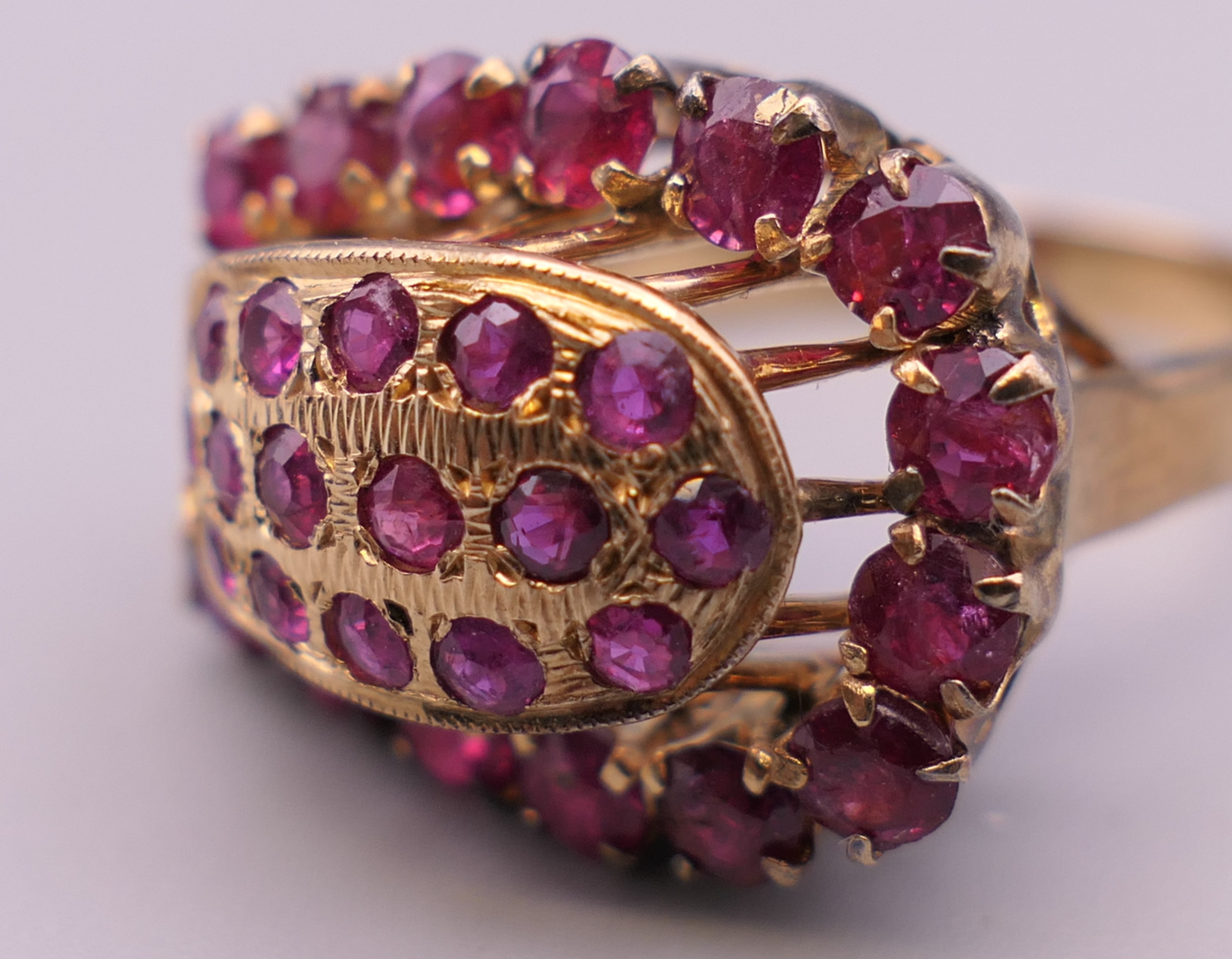 A 14 K gold ruby horseshoe ring. Ring size M. 5.9 grammes total weight. - Image 4 of 6