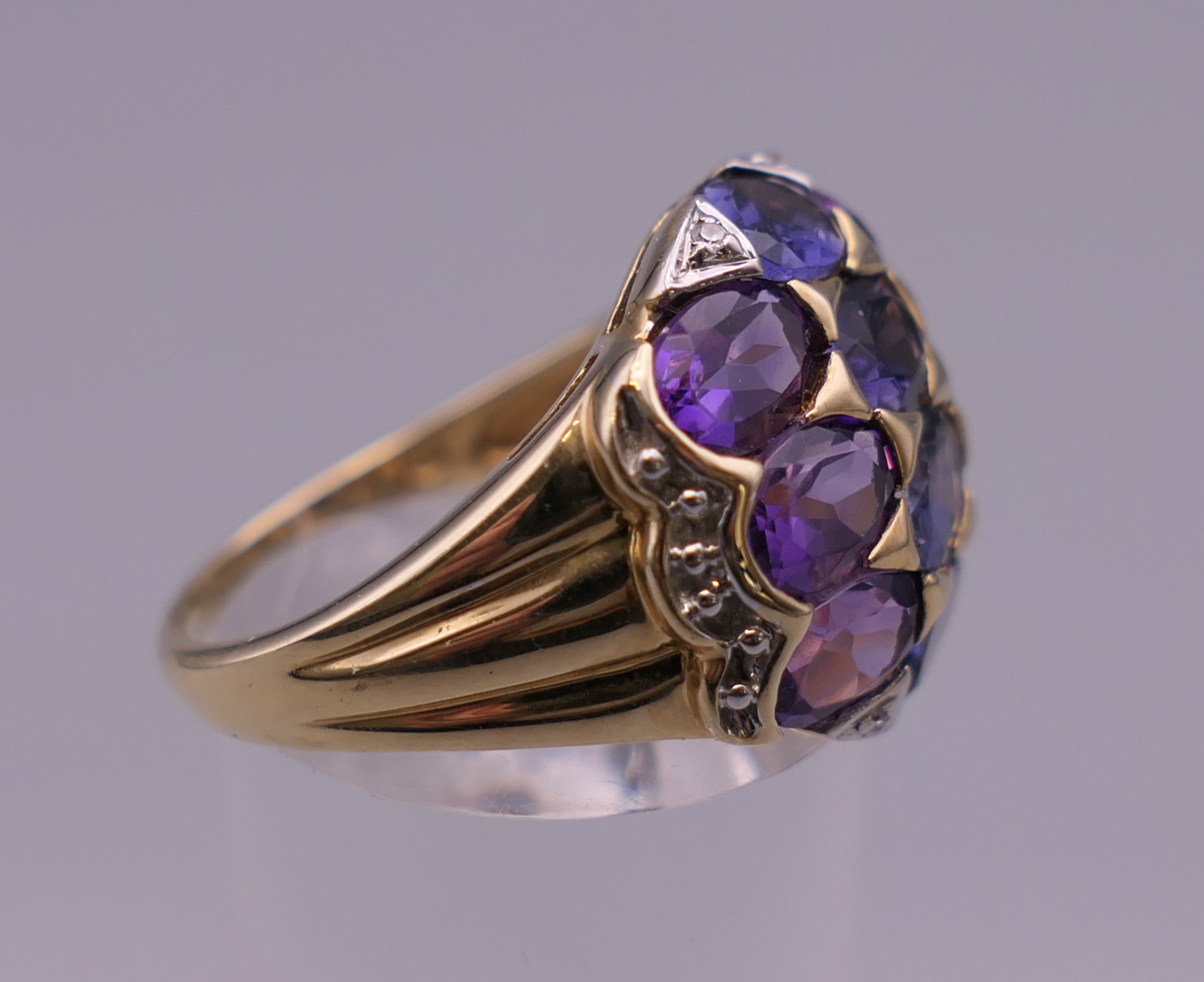 A 10 K gold ten stone amethyst and sapphire ring. Ring size N. 4.7 grammes total weight. - Image 2 of 6