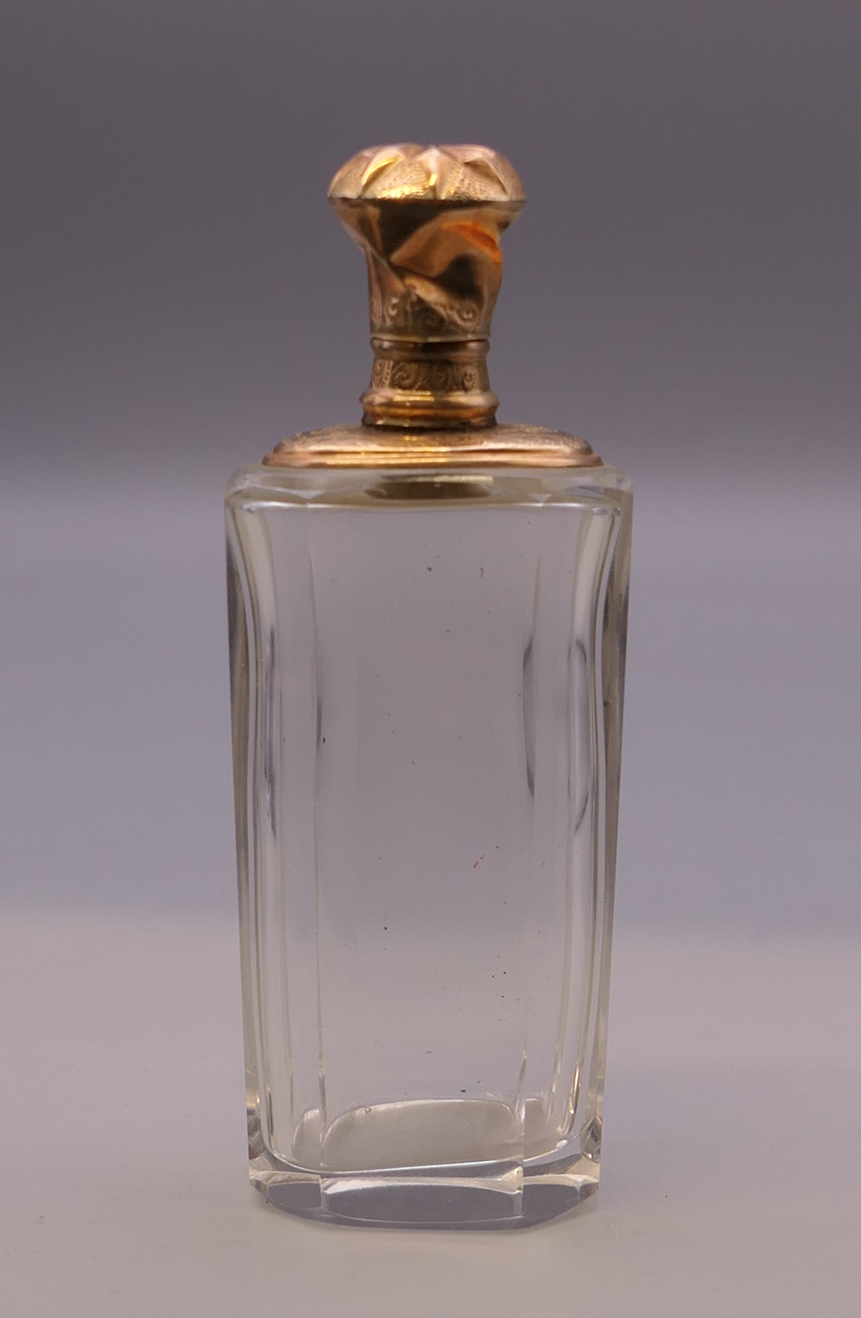 A cased Continental unmarked gold topped glass scent bottle. 9.5 cm high overall. - Bild 3 aus 5