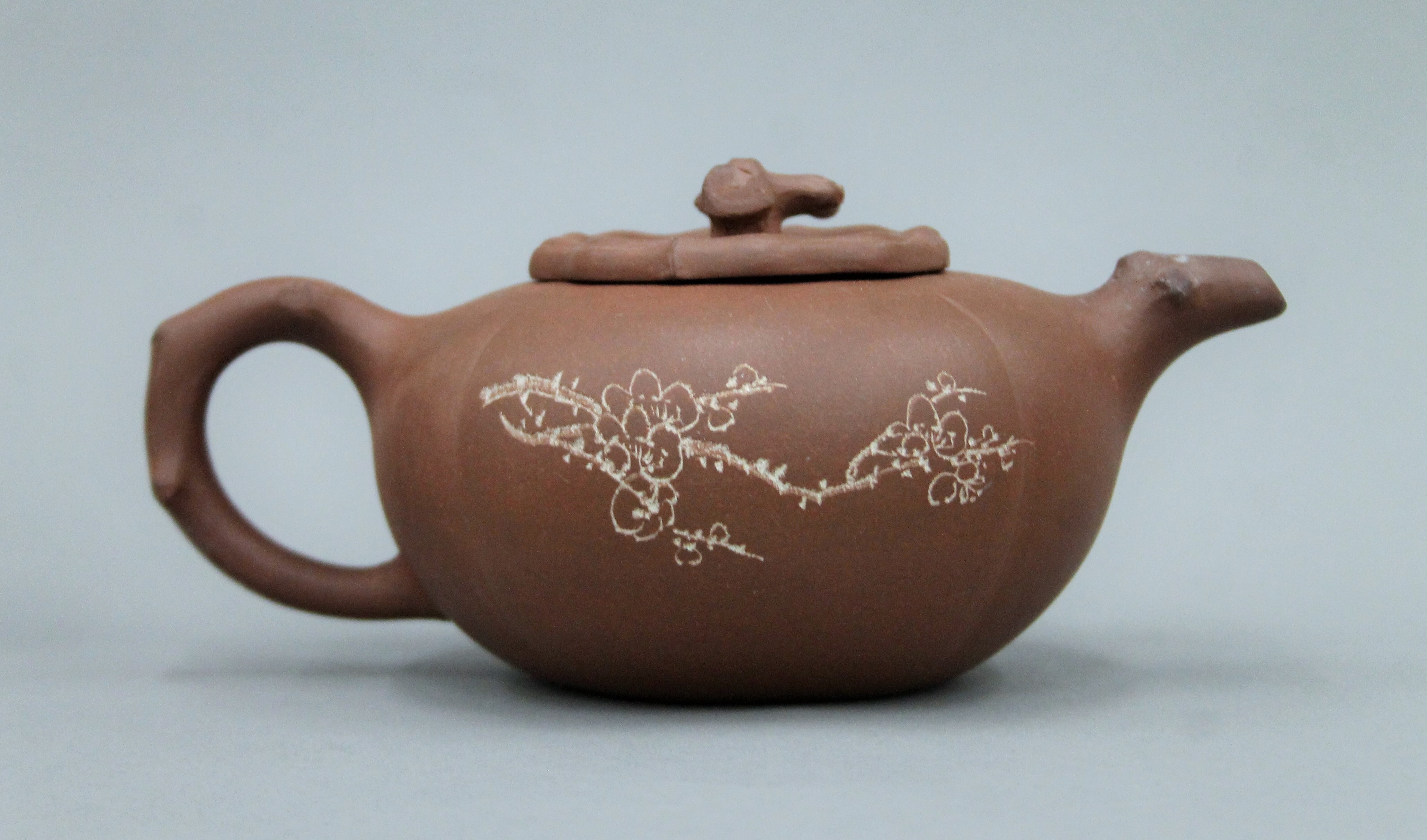 A Y-Hsing tea set comprising: a teapot, four cups and a tray, all with incised decoration. - Image 6 of 16