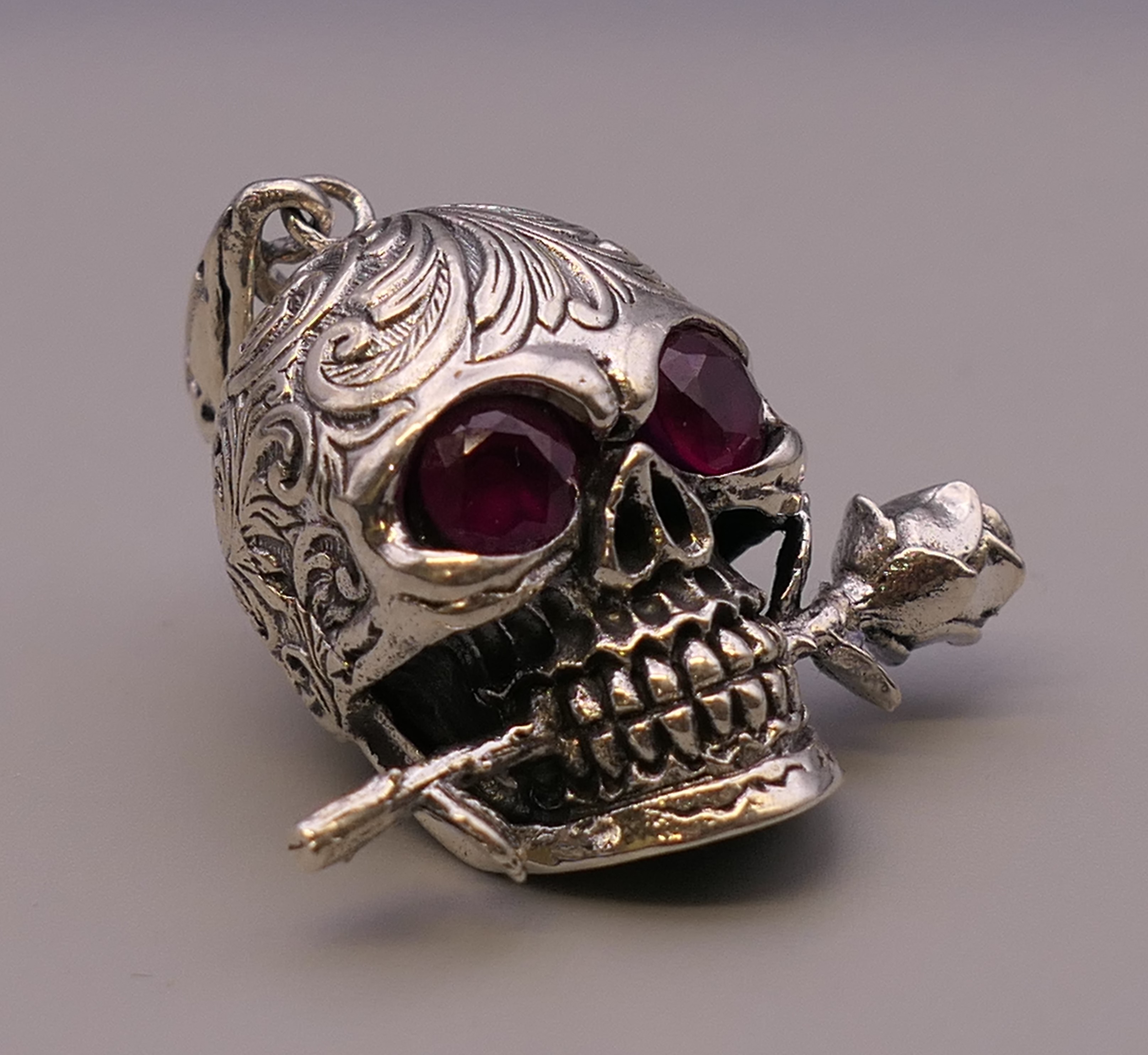 A silver skull and rose pendant. 4.5 cm high. - Image 3 of 5