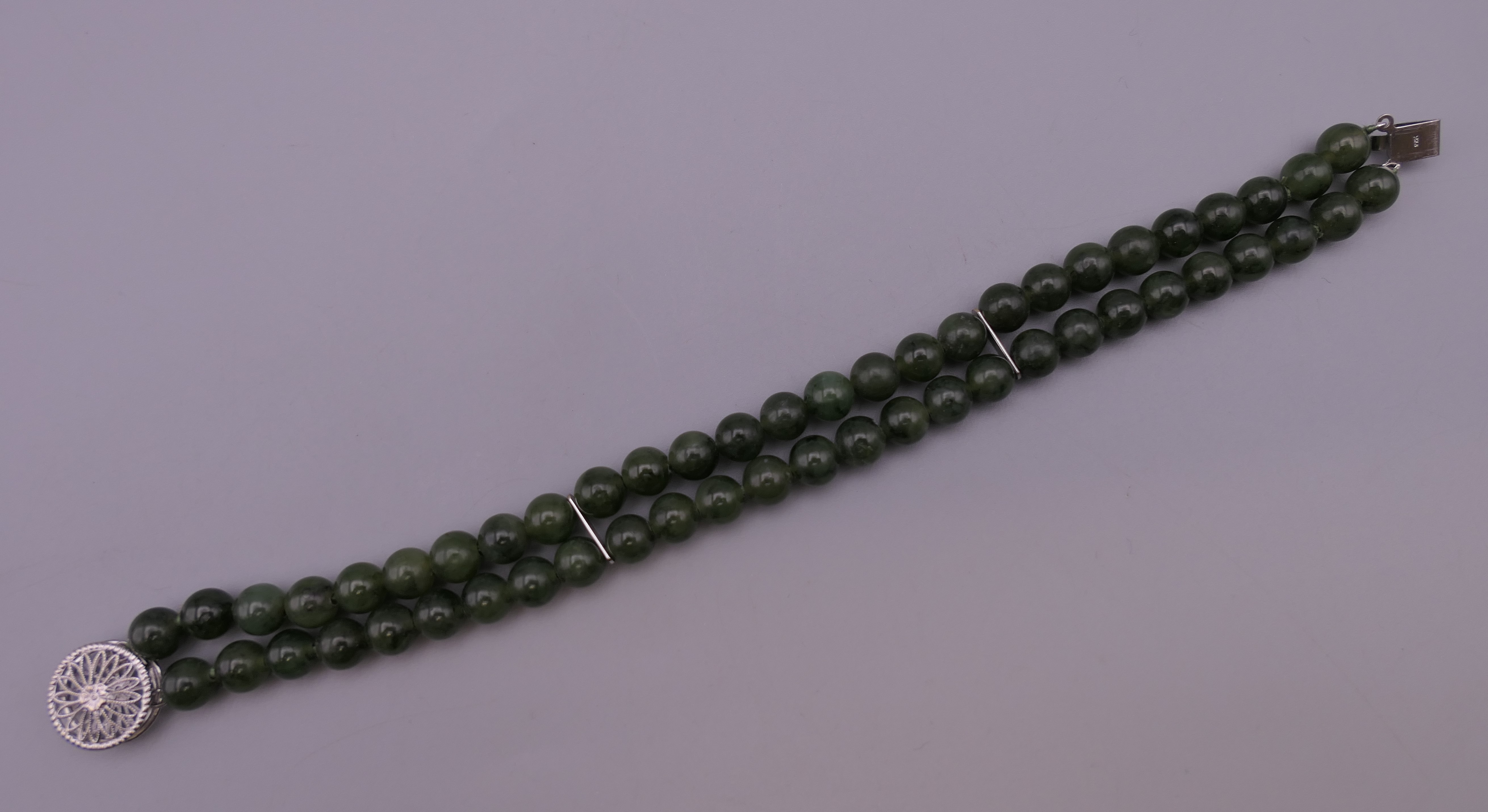 A 14 ct white gold and jade bracelet. 17.5 cm long. - Image 3 of 5