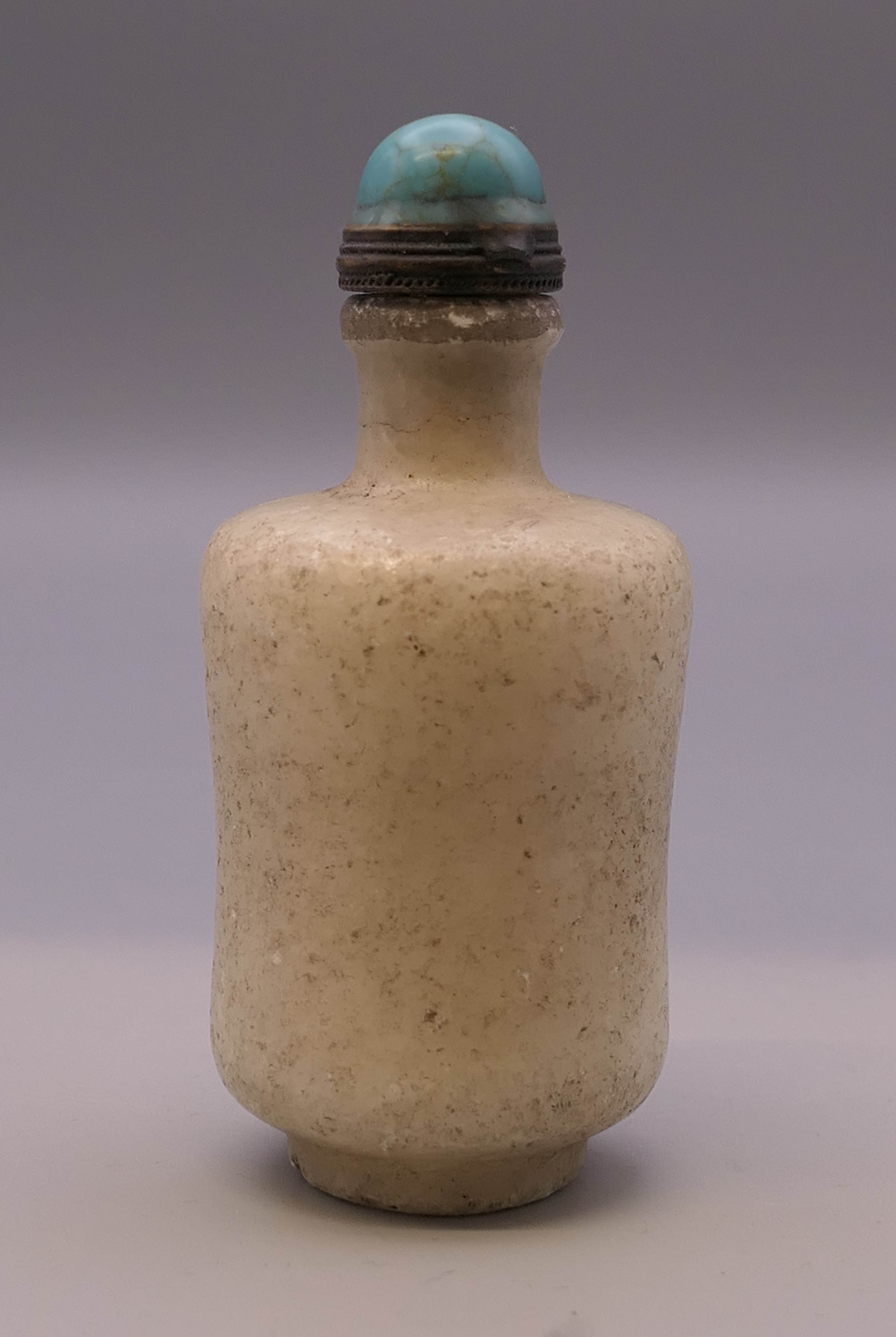 A hardstone turquoise topped snuff bottle. 7.5 cm high. - Image 3 of 4