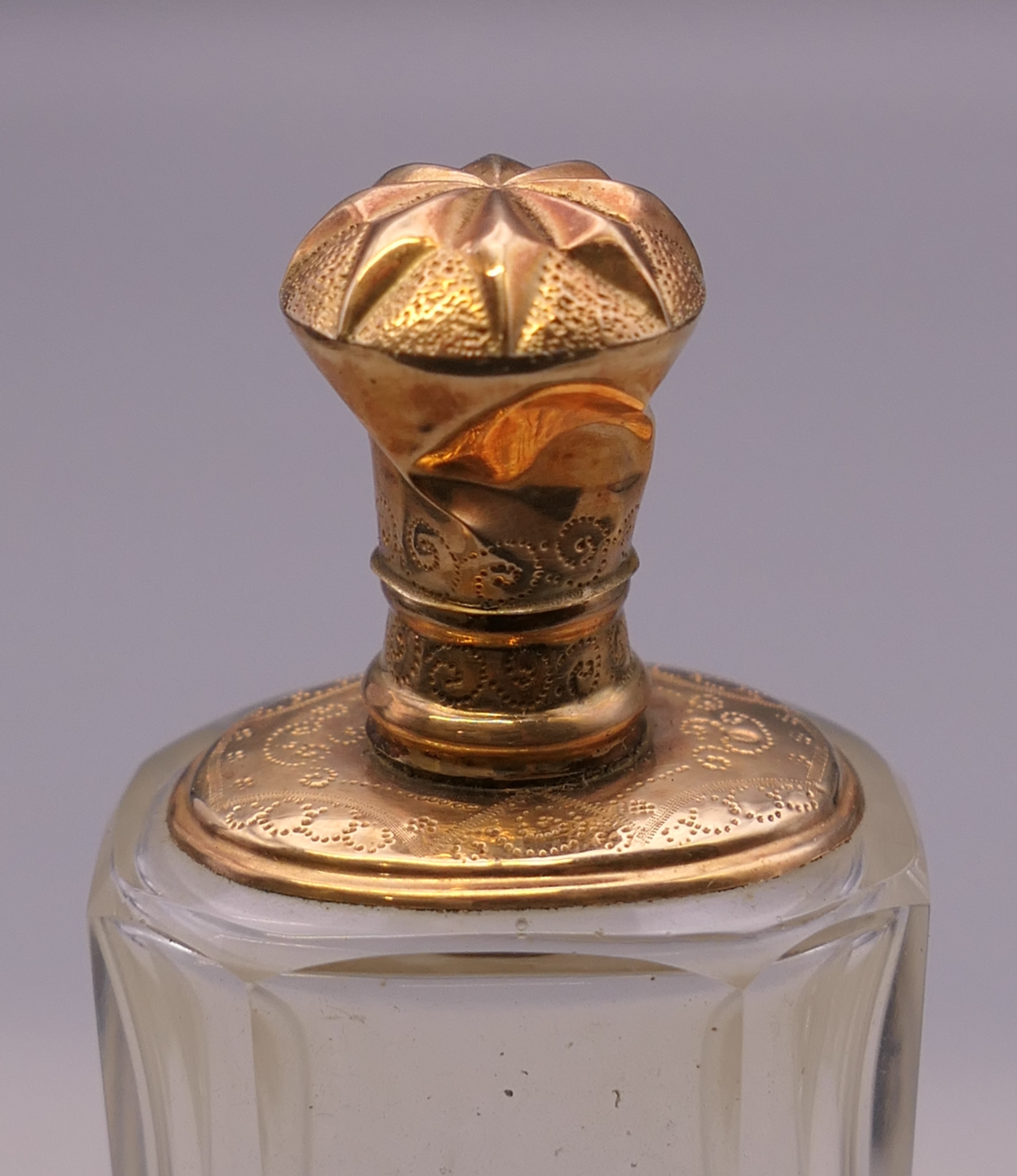 A cased Continental unmarked gold topped glass scent bottle. 9.5 cm high overall. - Bild 4 aus 5