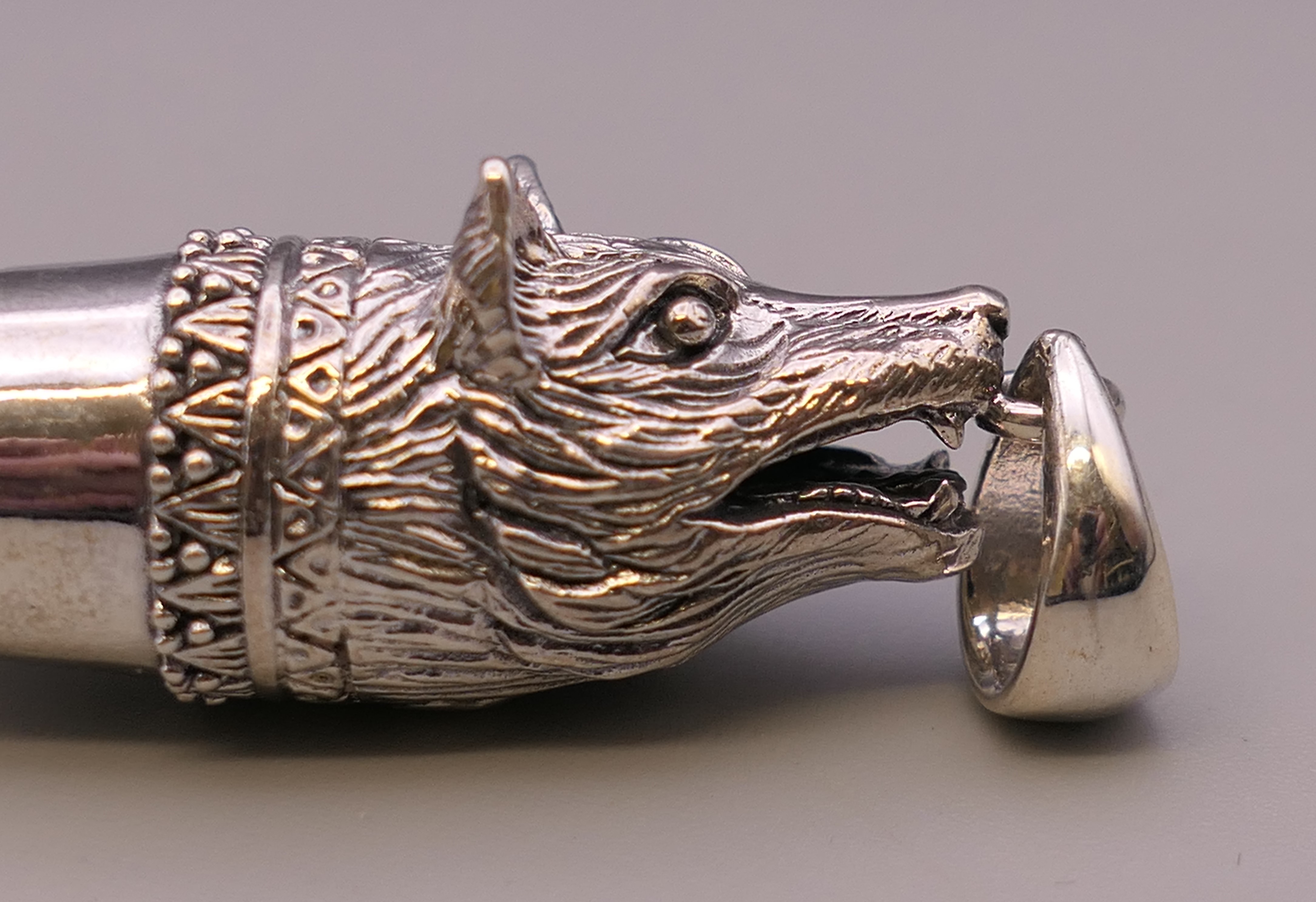 A silver whistle formed as a fox. 4.5 cm long. - Bild 3 aus 5