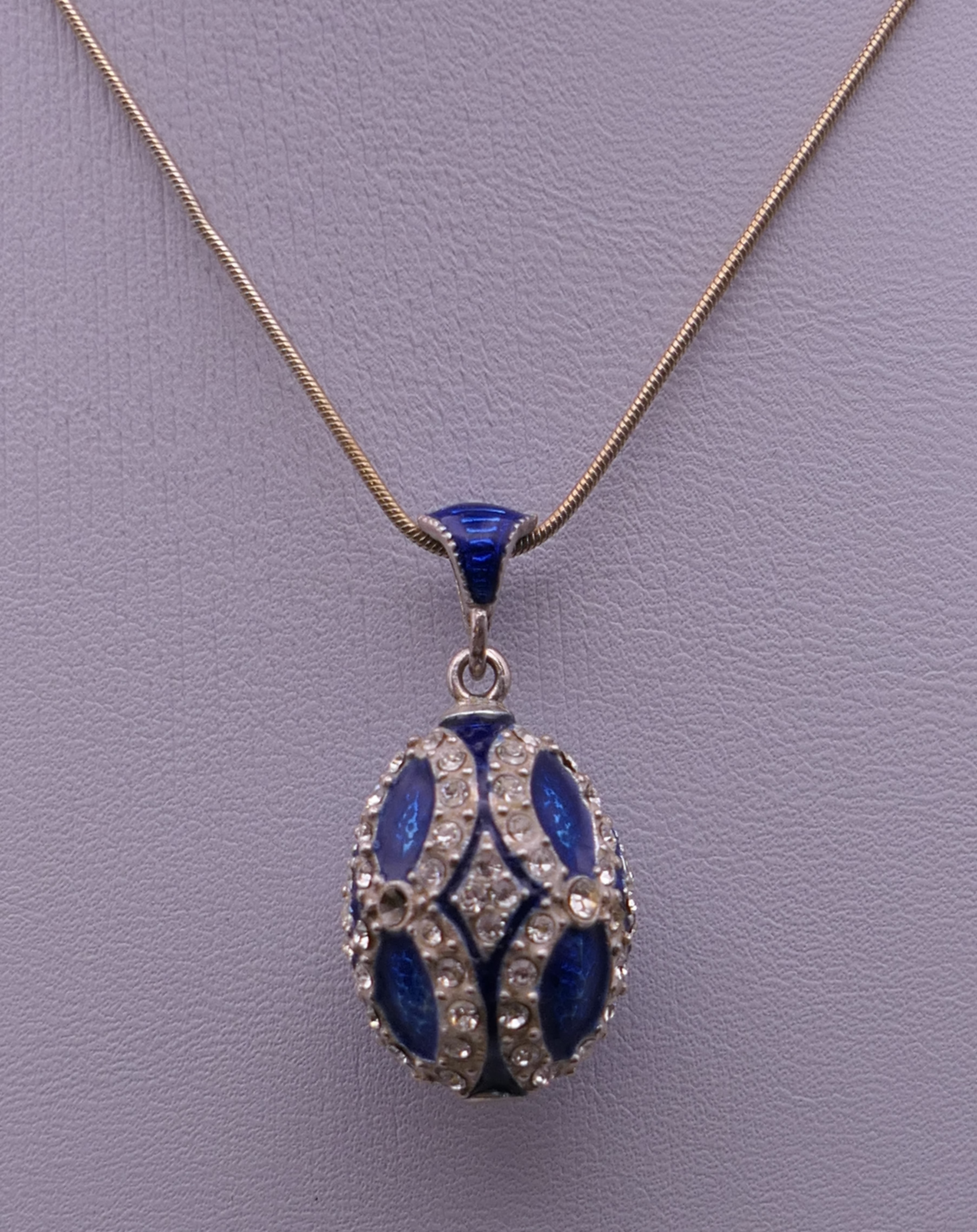 An enamel decorated silver egg form pendant on chain. The pendant 3 cm high. - Bild 2 aus 5