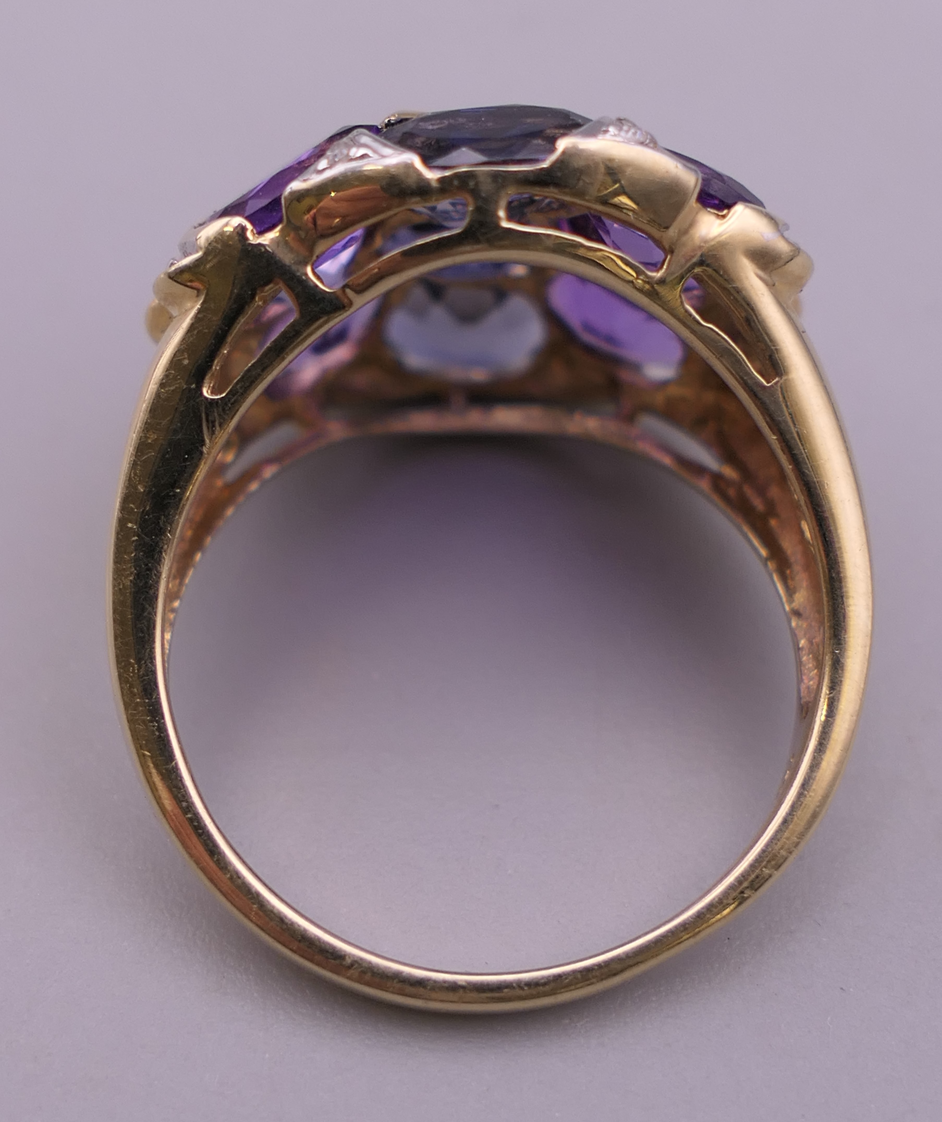 A 10 K gold ten stone amethyst and sapphire ring. Ring size N. 4.7 grammes total weight. - Image 3 of 6
