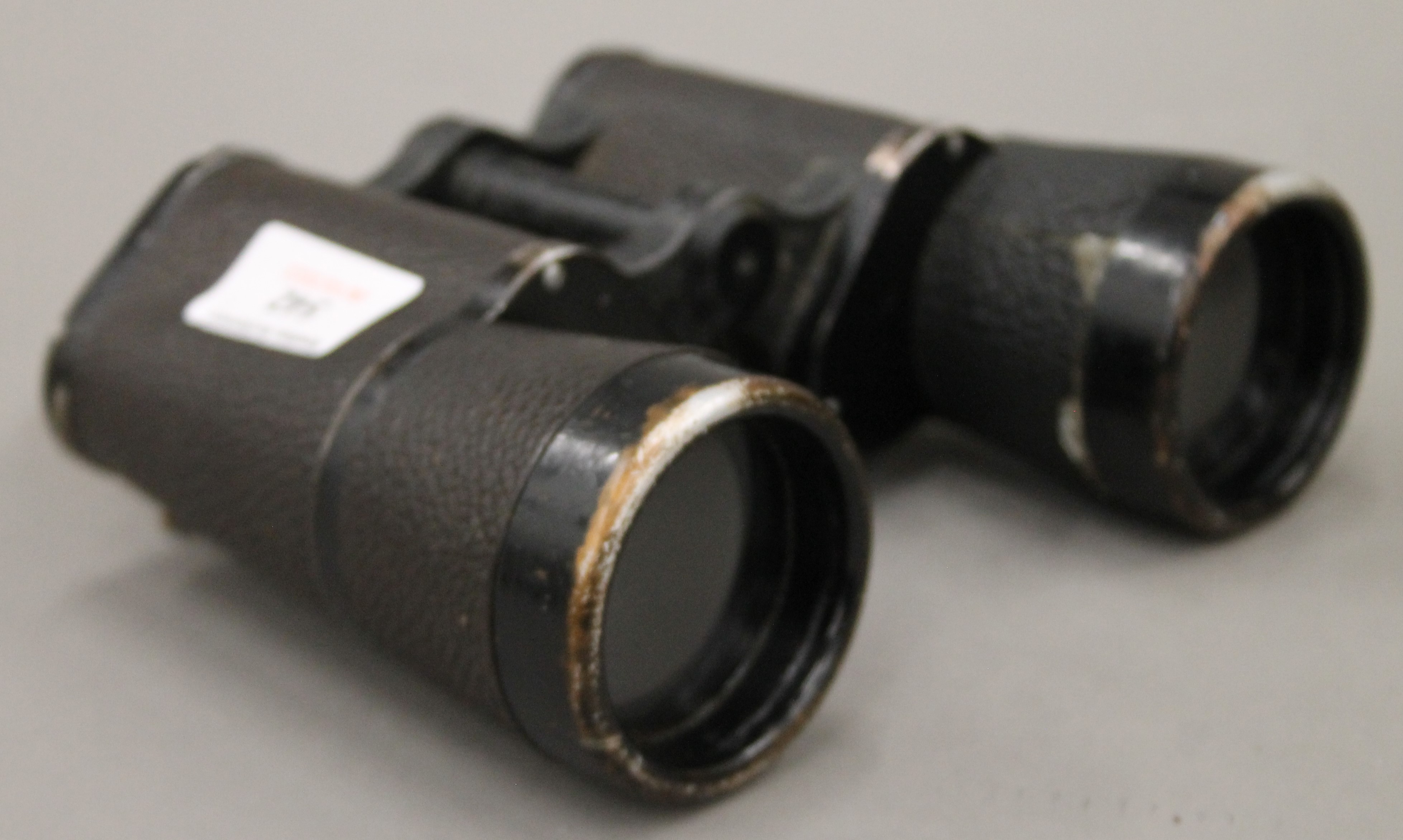 A pair of German E Leitz Wetzlar military Dienstglas 10 x 50 binoculars, numbered 306605. 16. - Image 4 of 4