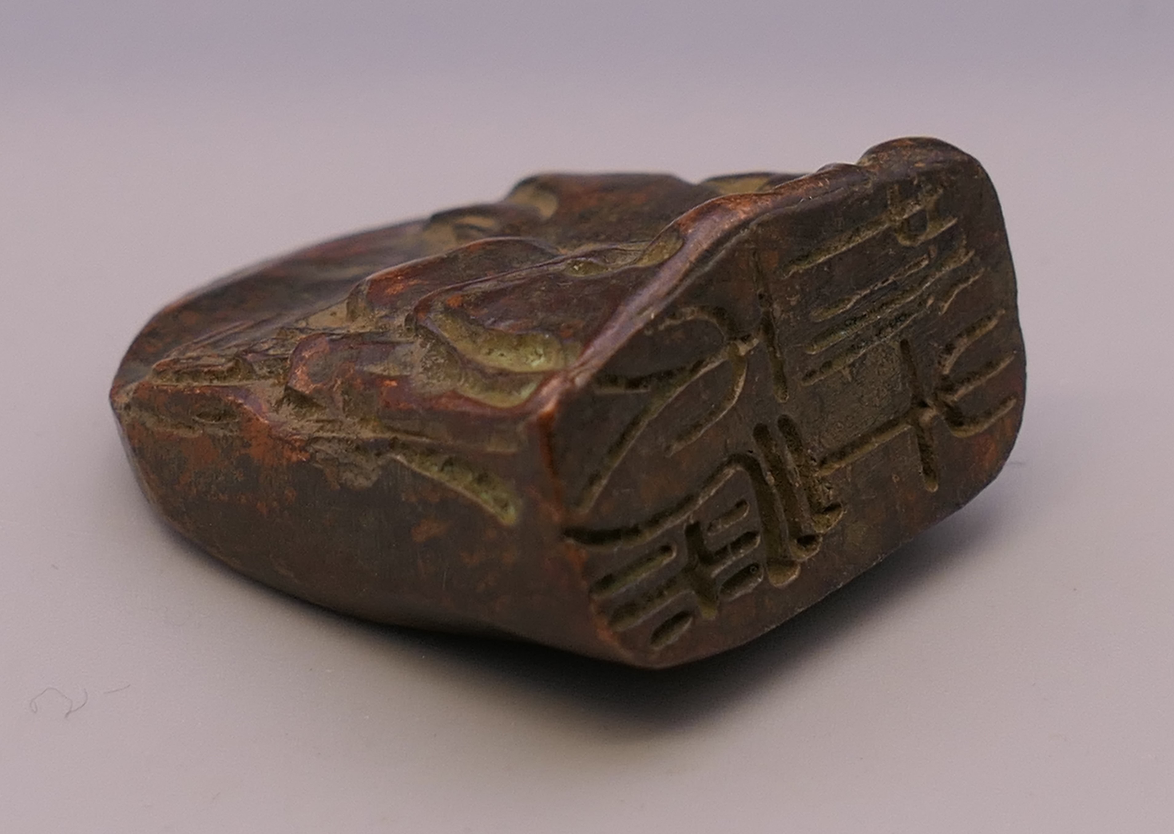 A bronze seal decorated with mountains. 4 cm high. - Image 5 of 5