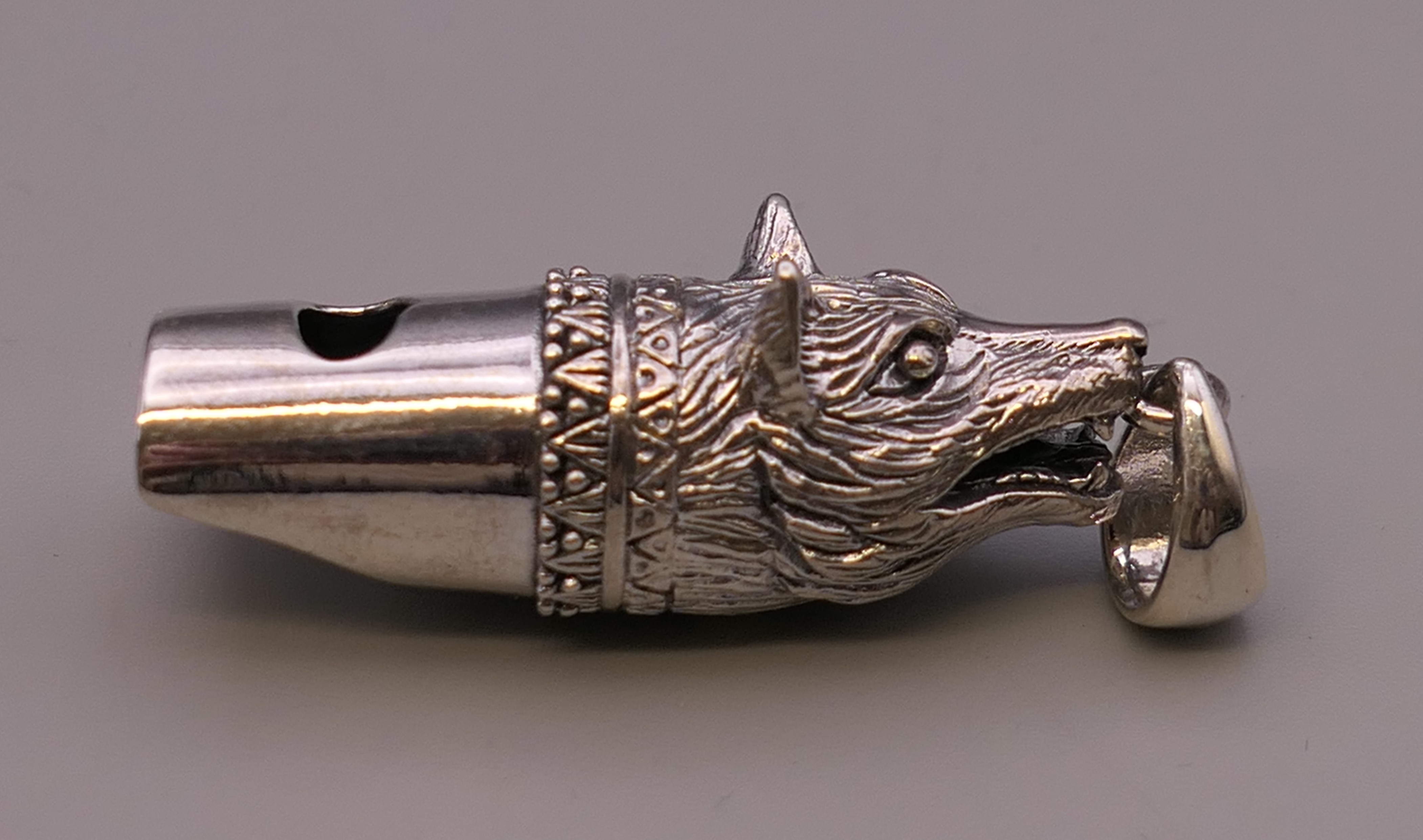 A silver whistle formed as a fox. 4.5 cm long. - Bild 2 aus 5