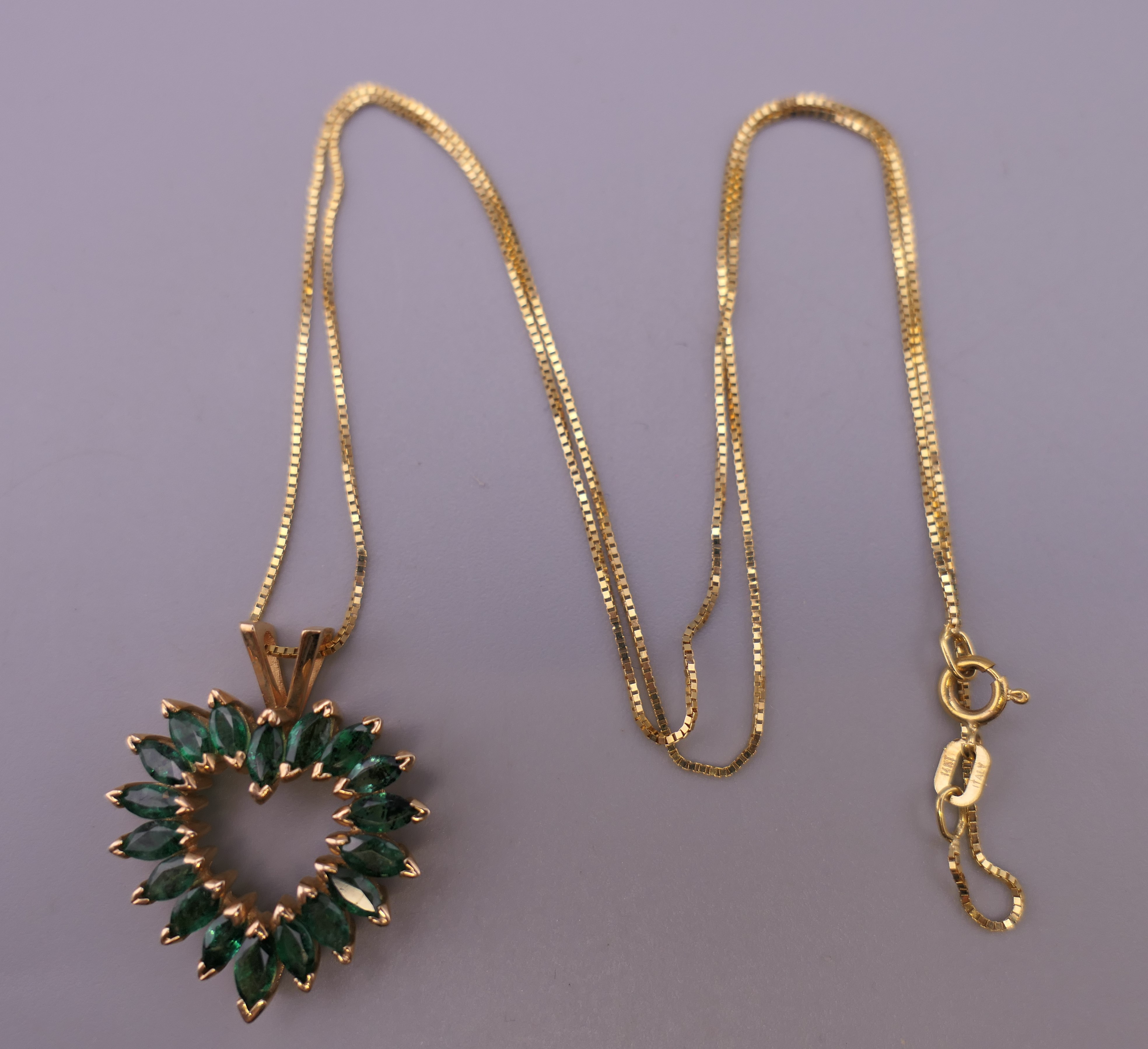 A 14 K gold emerald heart pendant on chain. The pendant 2.5 cm high. 3.9 grammes total weight. - Bild 2 aus 8