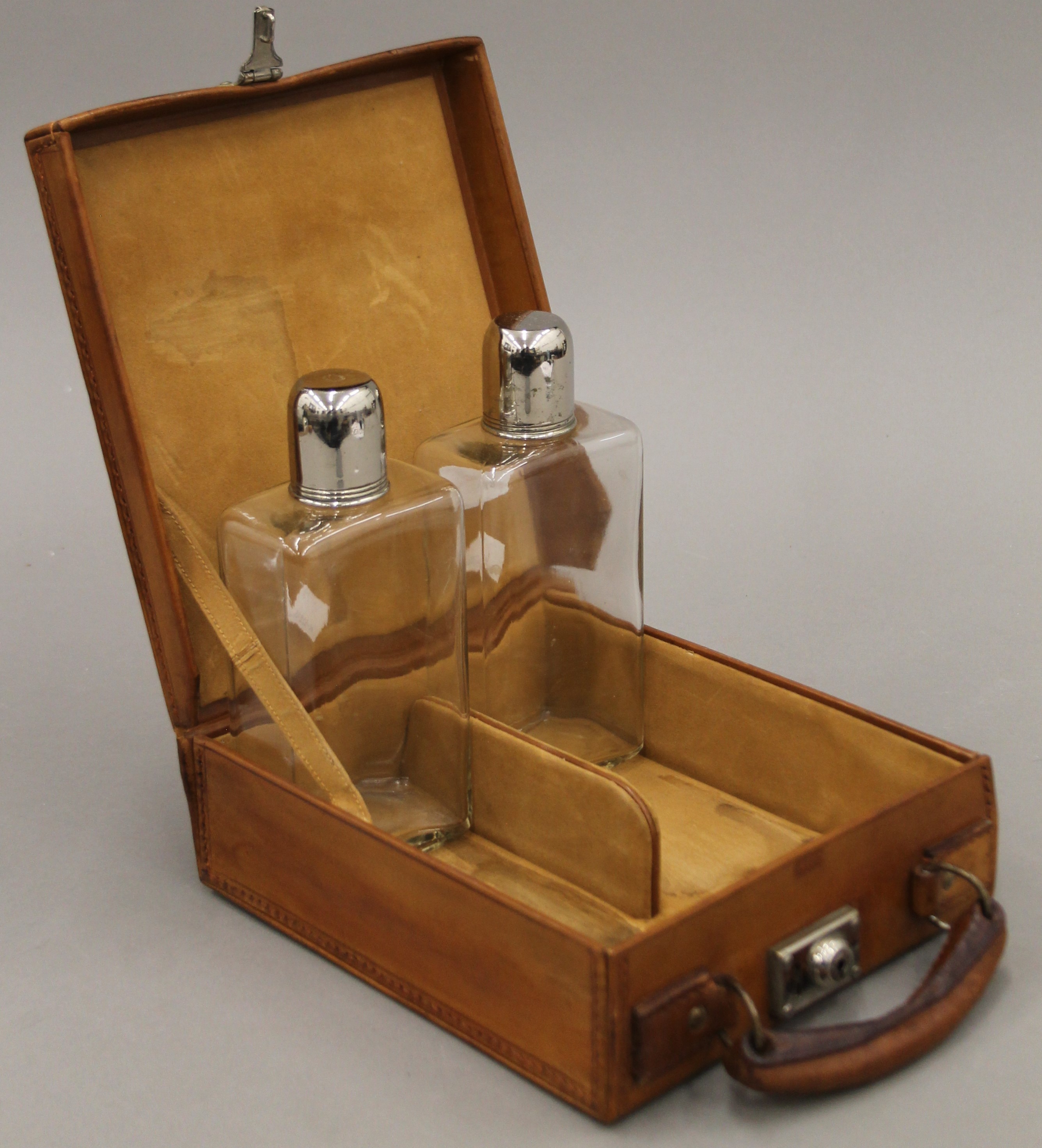 Two bottles housed in a leather case. The case 20 cm wide. - Bild 2 aus 8