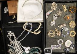 A quantity of costume jewellery.