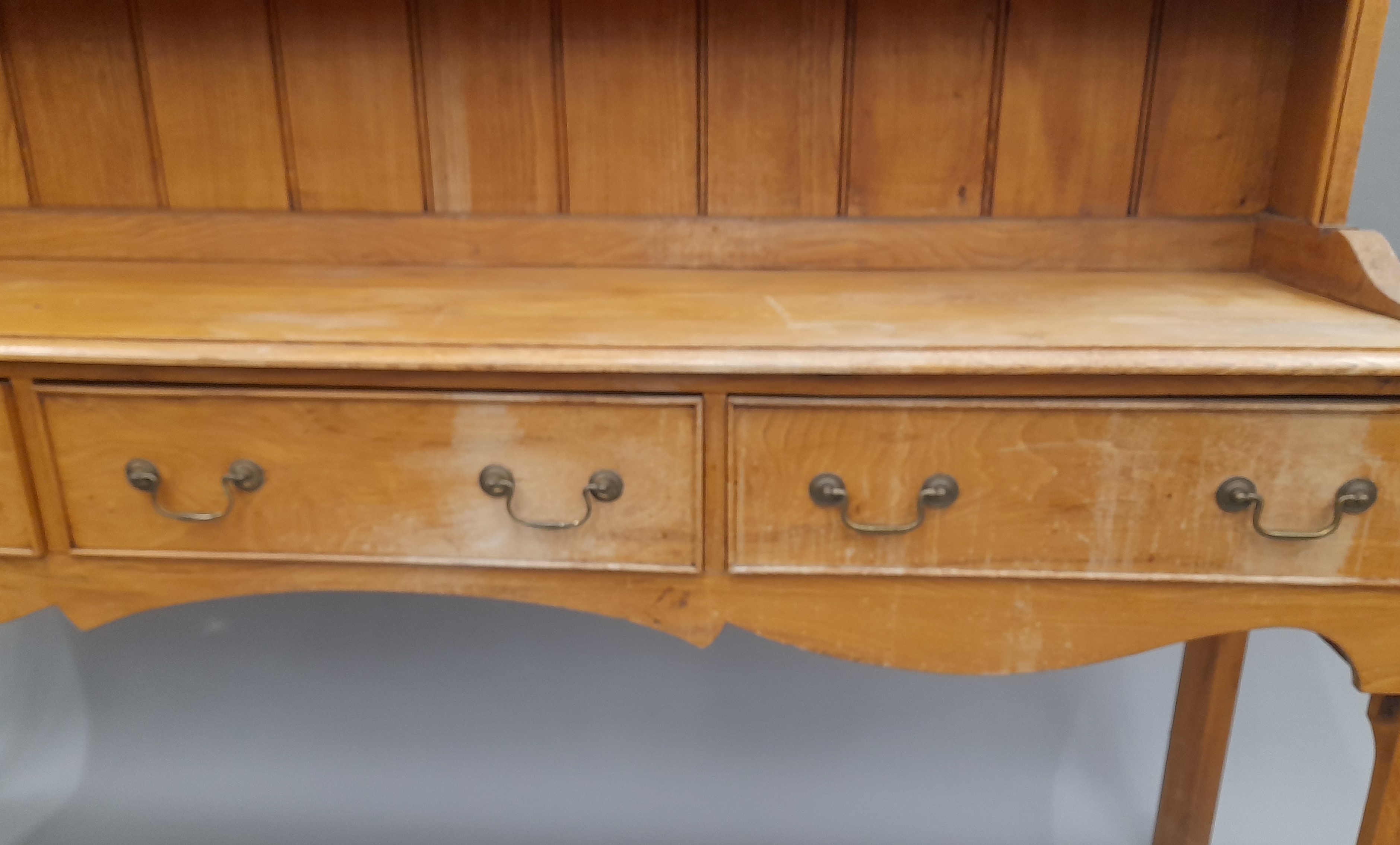 An oak three- drawer dresser. 193 cm wide, 52.5 cm deep, 222 cm high. - Bild 6 aus 9