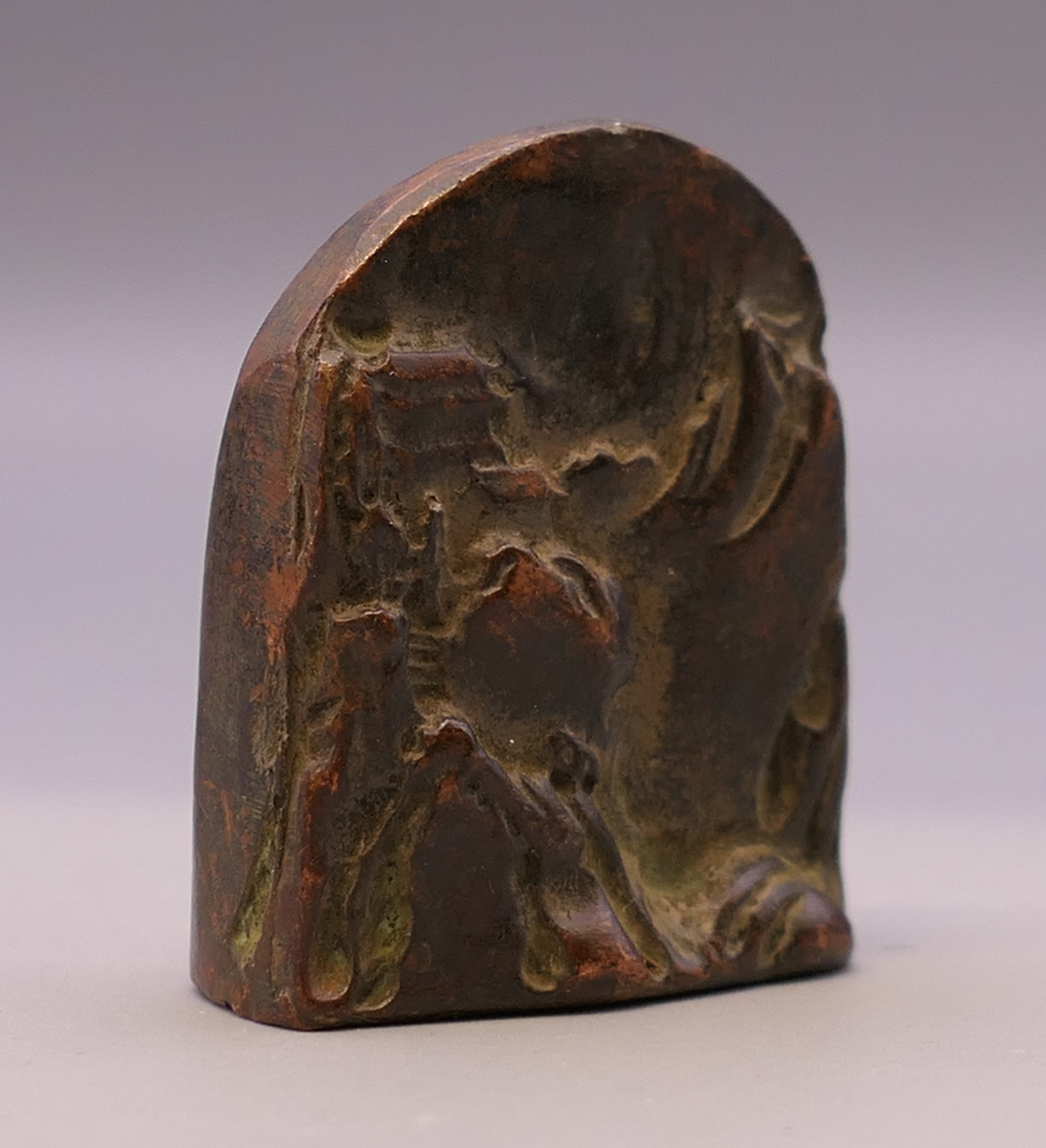 A bronze seal decorated with mountains. 4 cm high. - Image 3 of 5