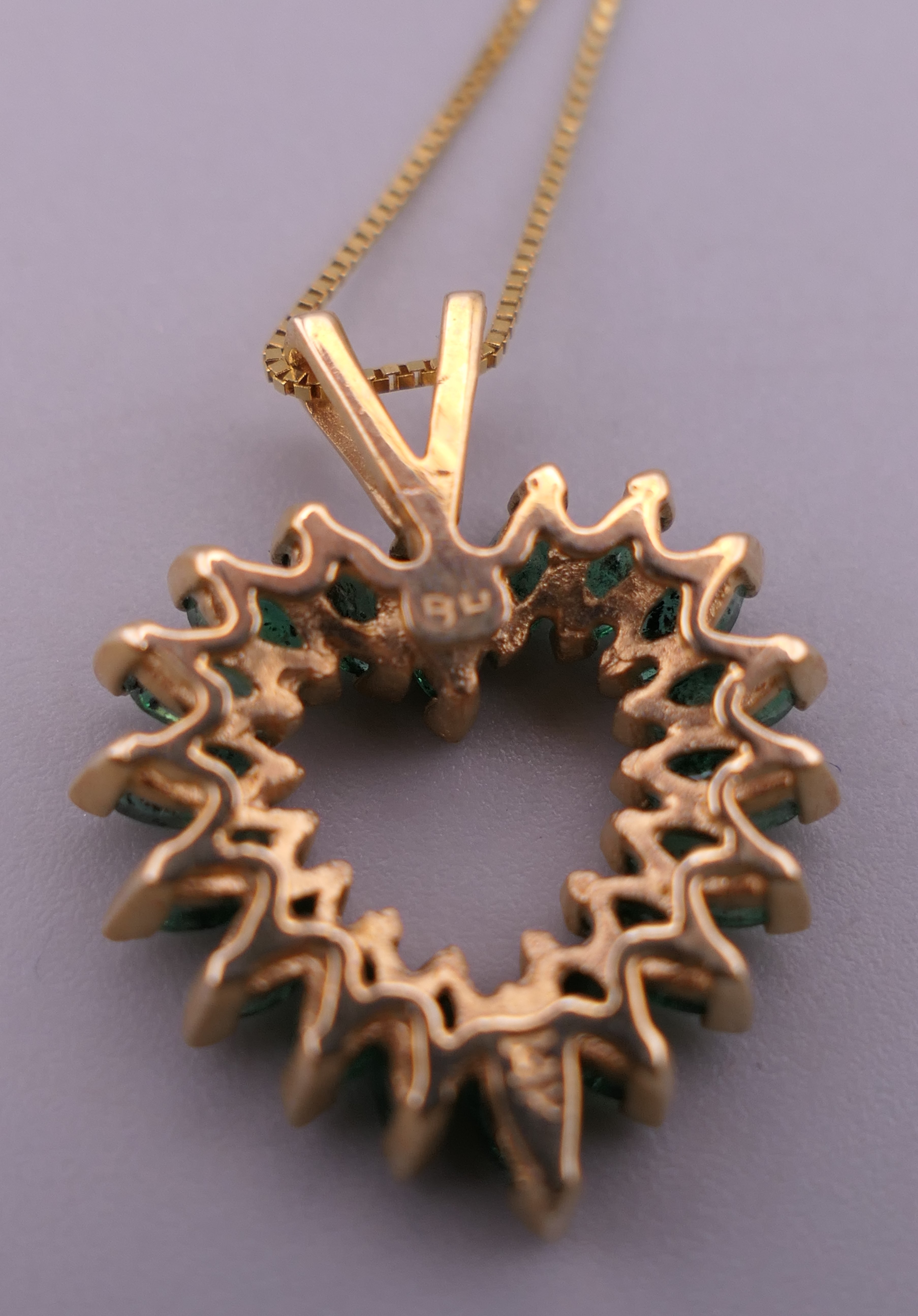 A 14 K gold emerald heart pendant on chain. The pendant 2.5 cm high. 3.9 grammes total weight. - Bild 3 aus 8