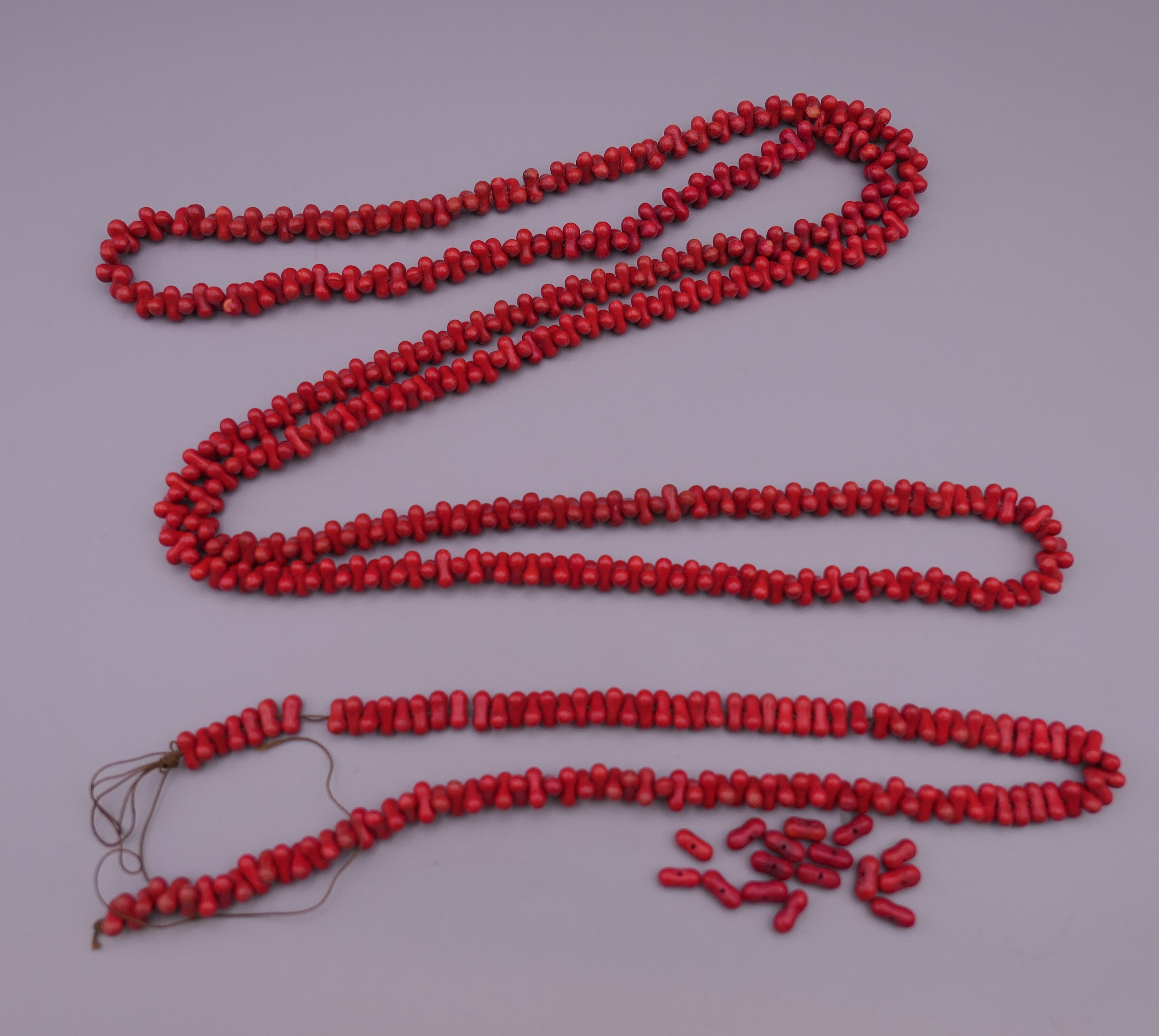 A coral necklace. 126 cm long.