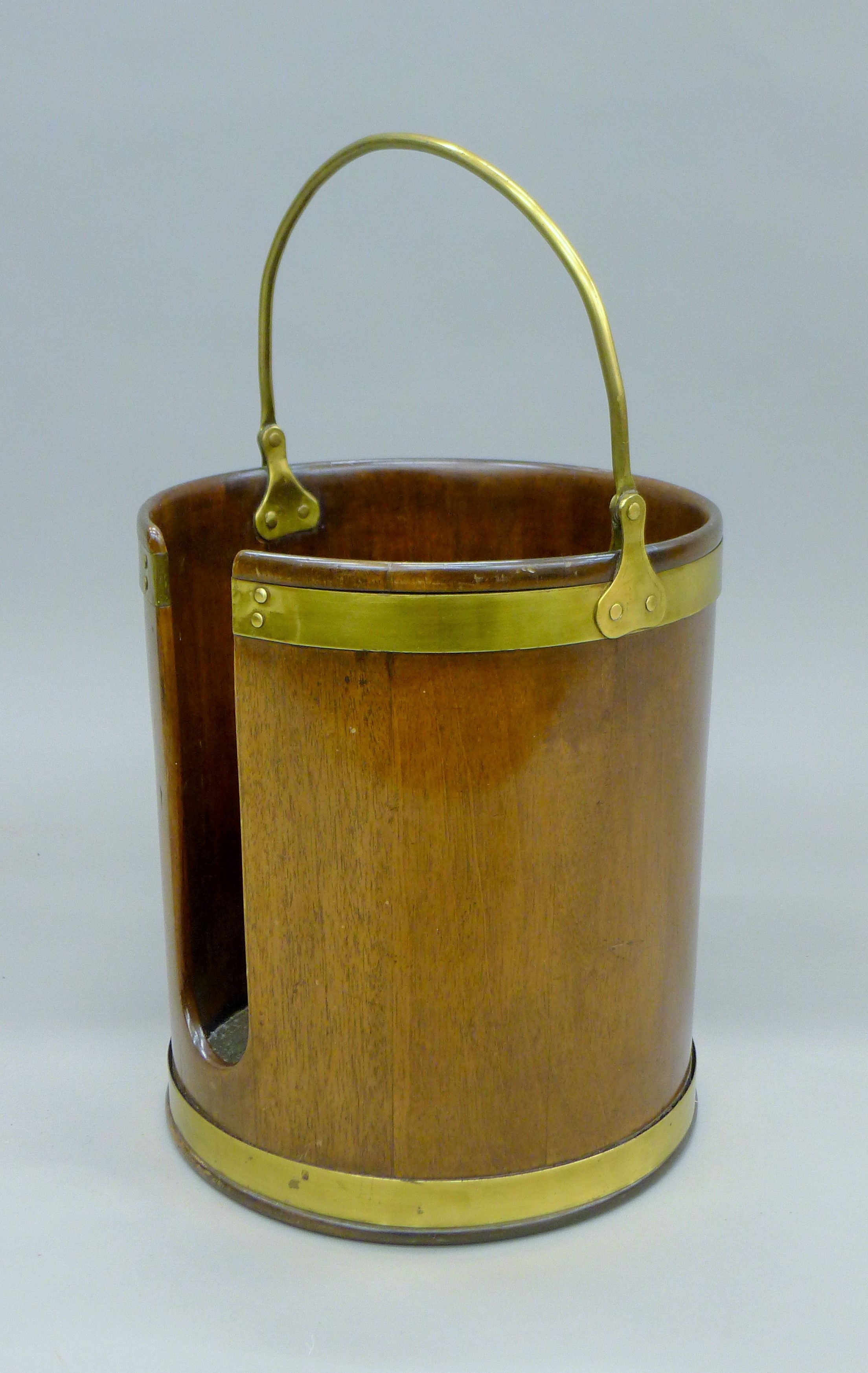 A brass bound mahogany plate bucket. 34 cm high excluding handle. - Bild 2 aus 4