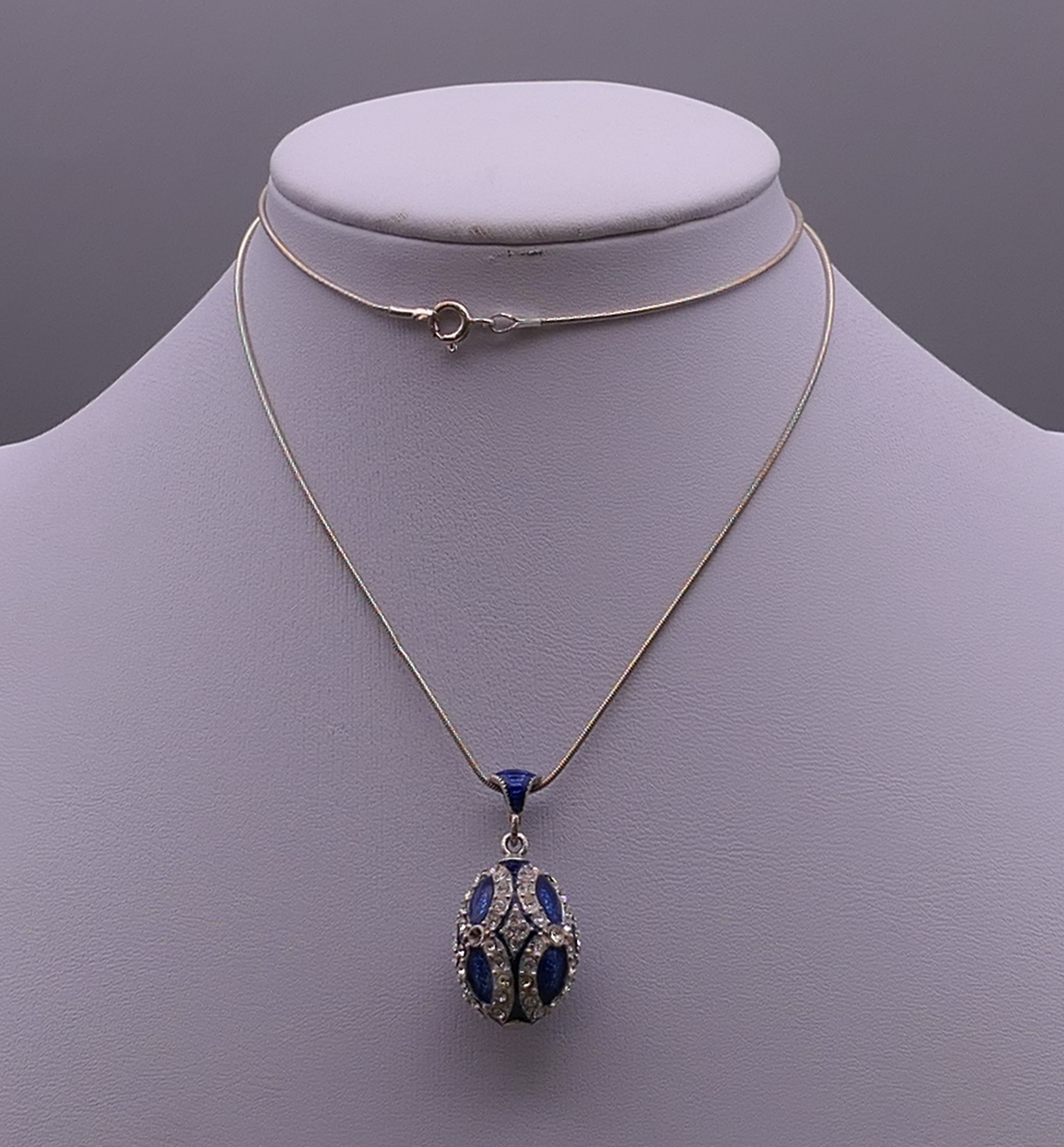 An enamel decorated silver egg form pendant on chain. The pendant 3 cm high. - Bild 3 aus 5