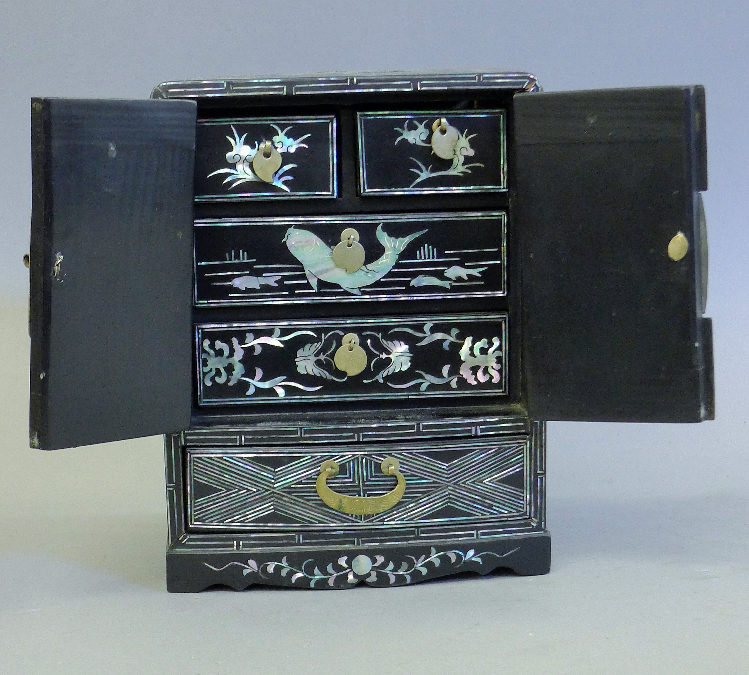 A Korean lacquered and mother-of-pearl jewellery box. 21 cm high. - Image 4 of 6