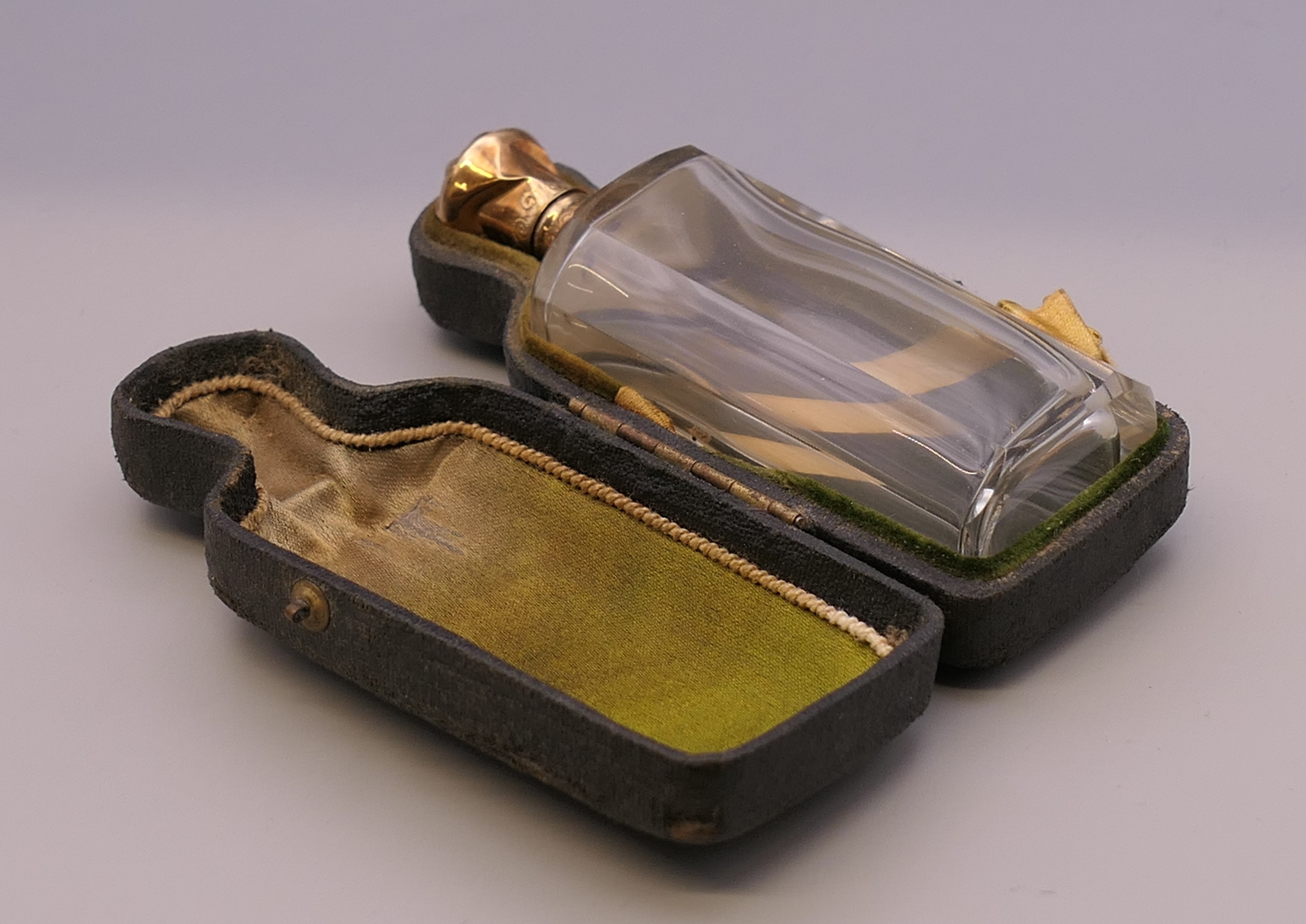 A cased Continental unmarked gold topped glass scent bottle. 9.5 cm high overall. - Bild 5 aus 5