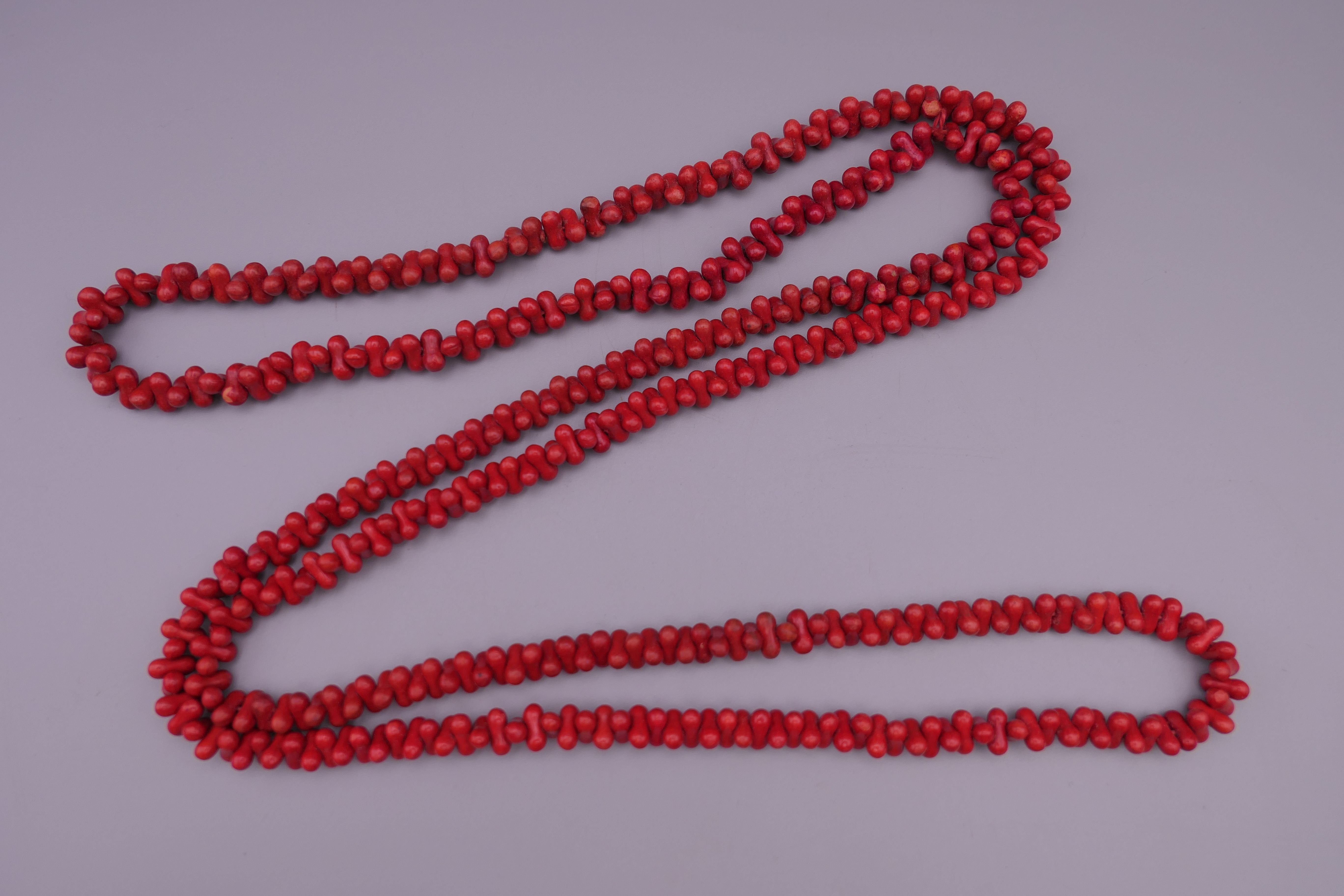 A coral necklace. 126 cm long. - Image 3 of 6