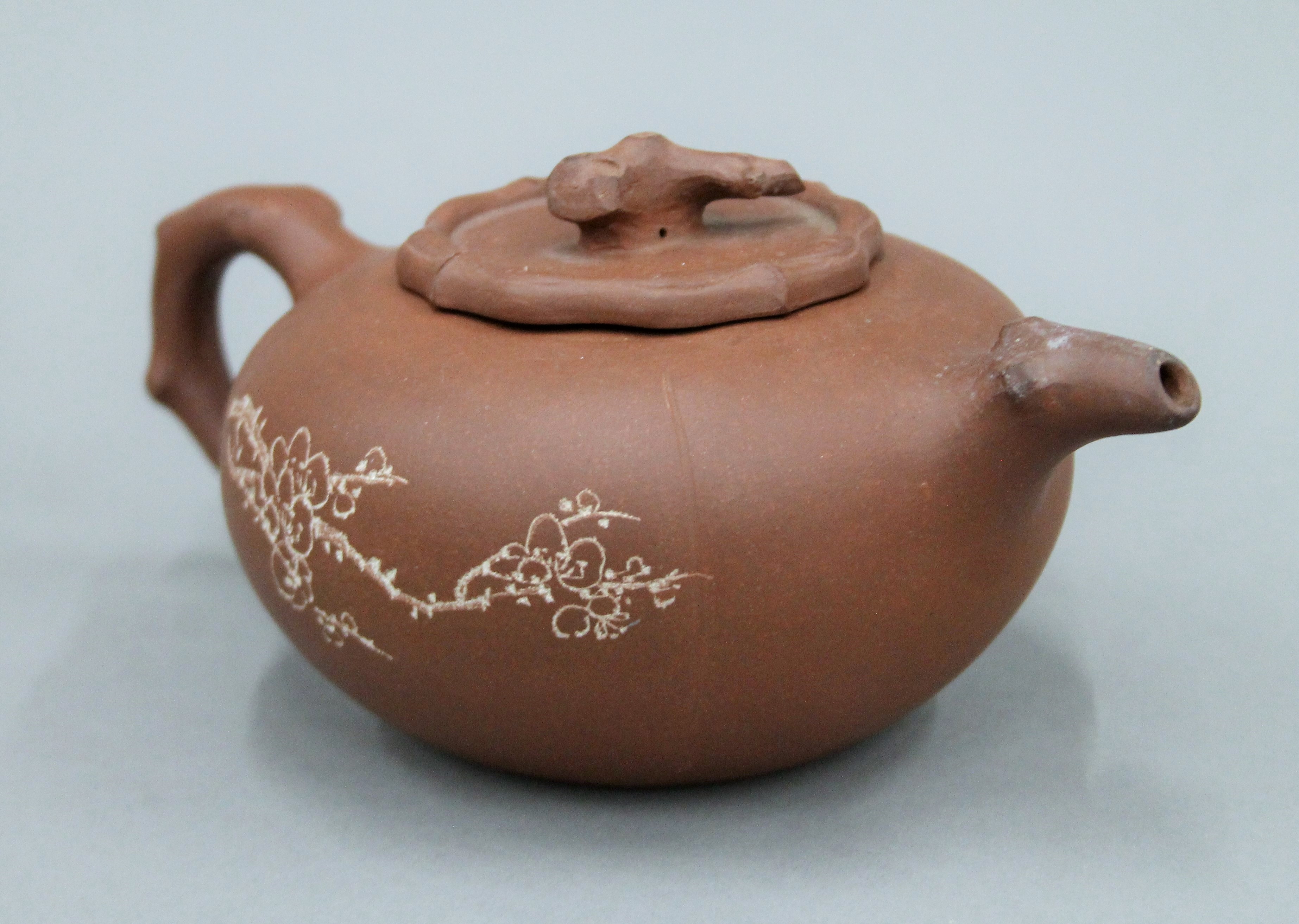 A Y-Hsing tea set comprising: a teapot, four cups and a tray, all with incised decoration. - Image 5 of 16