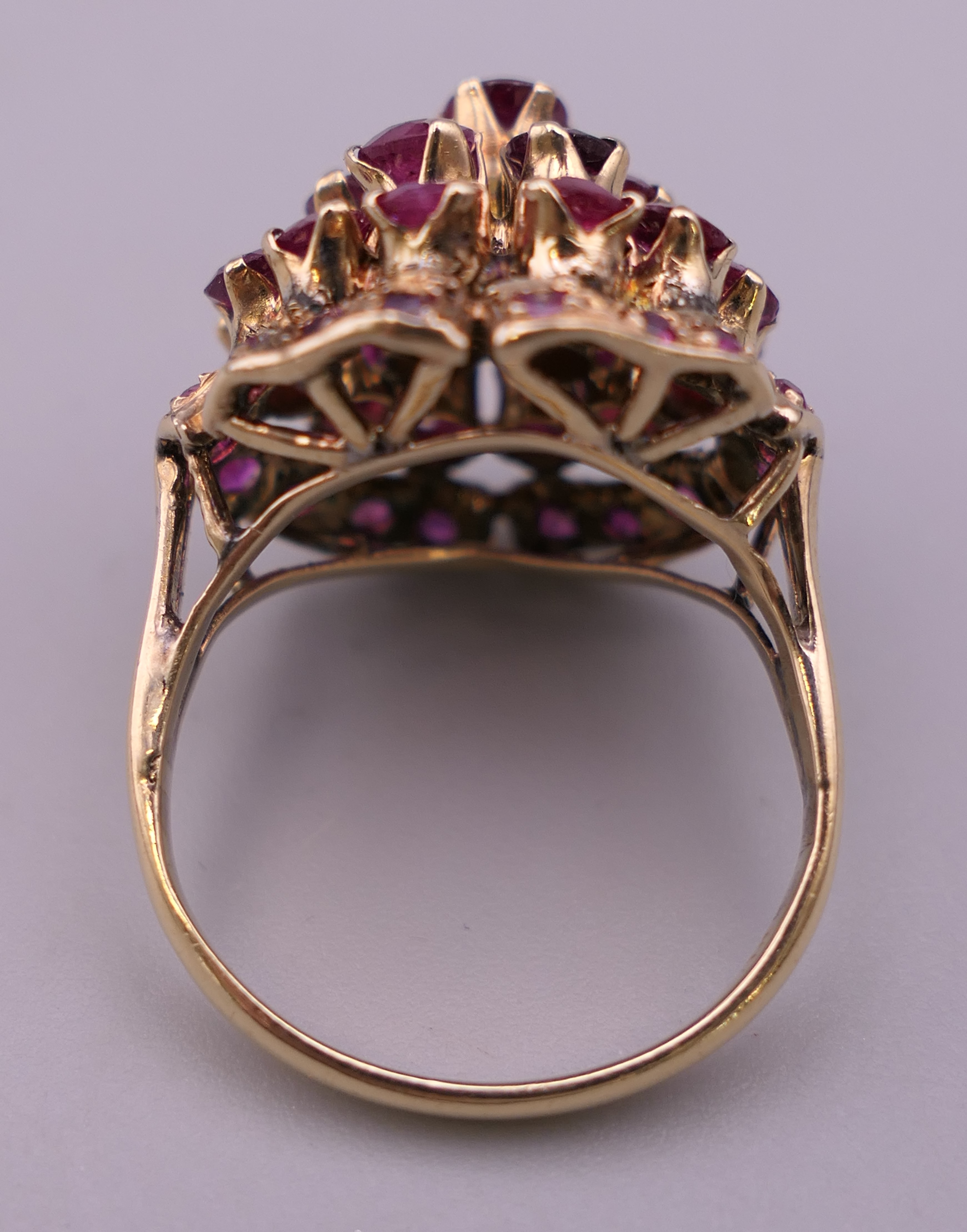 A 14 ct gold ruby cocktail ring. Ring size K/L. 5.6 grammes total weight. - Bild 3 aus 5