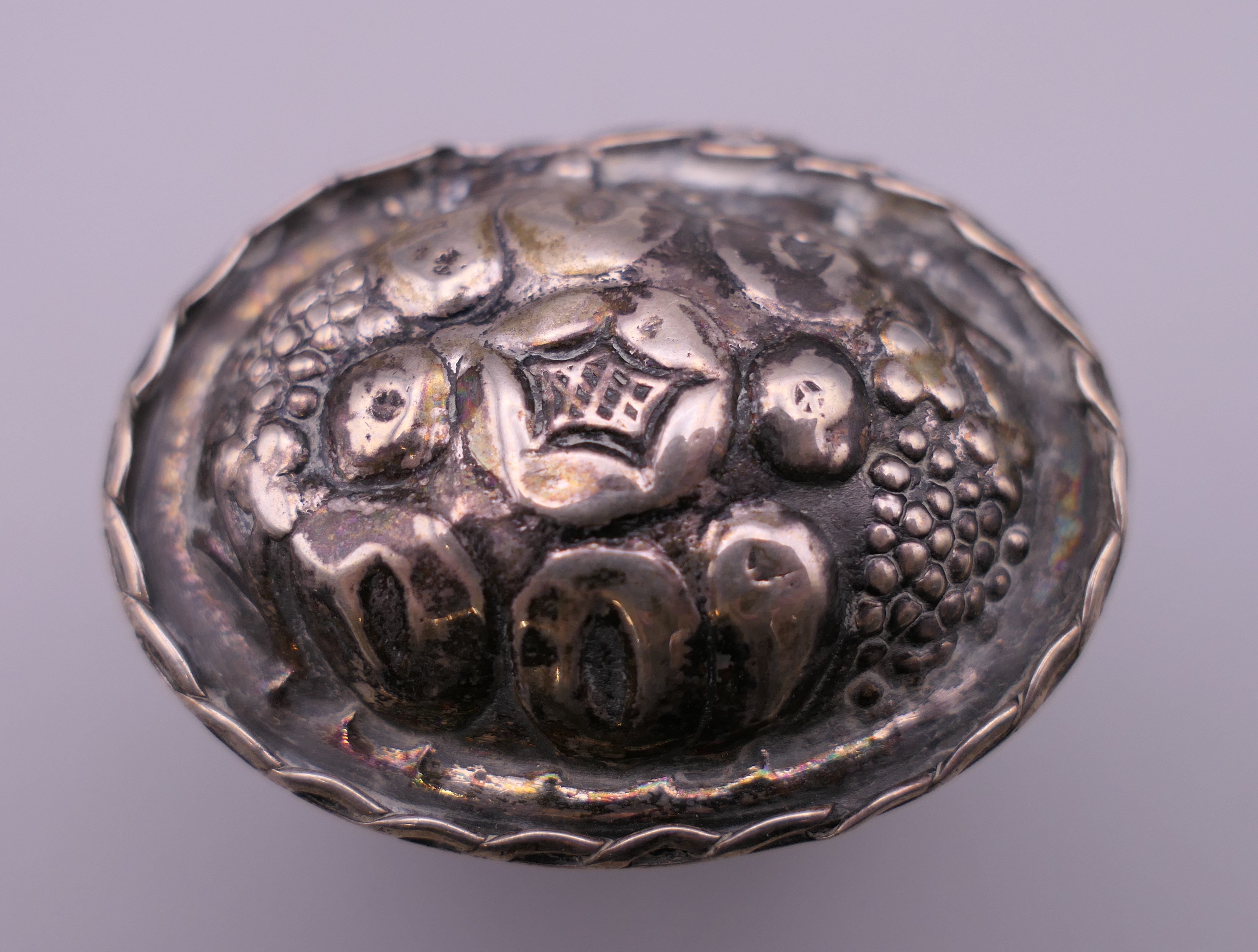 An antique Dutch silver patch box in the form of a basket of fruit. 4 cm high. - Image 3 of 7