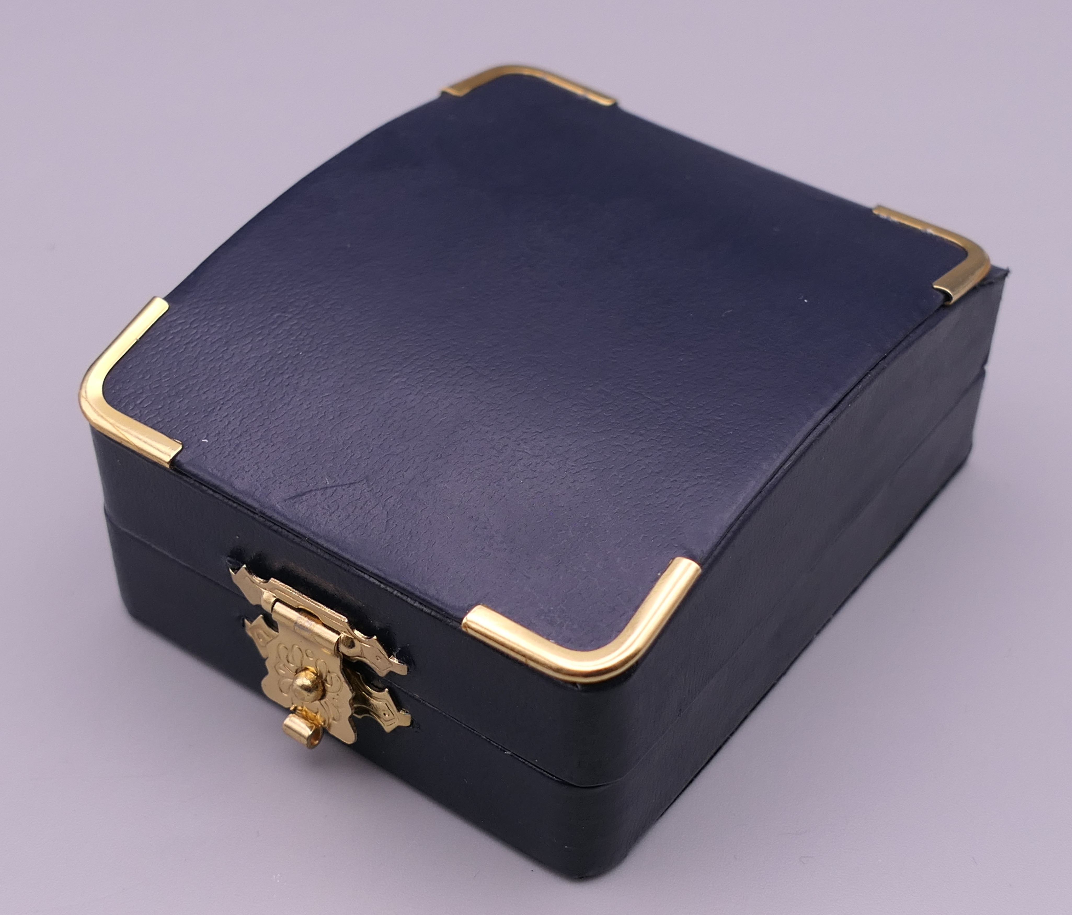 A pair of Emporio Armani cufflinks, boxed. 2 cm diameter. - Image 5 of 5