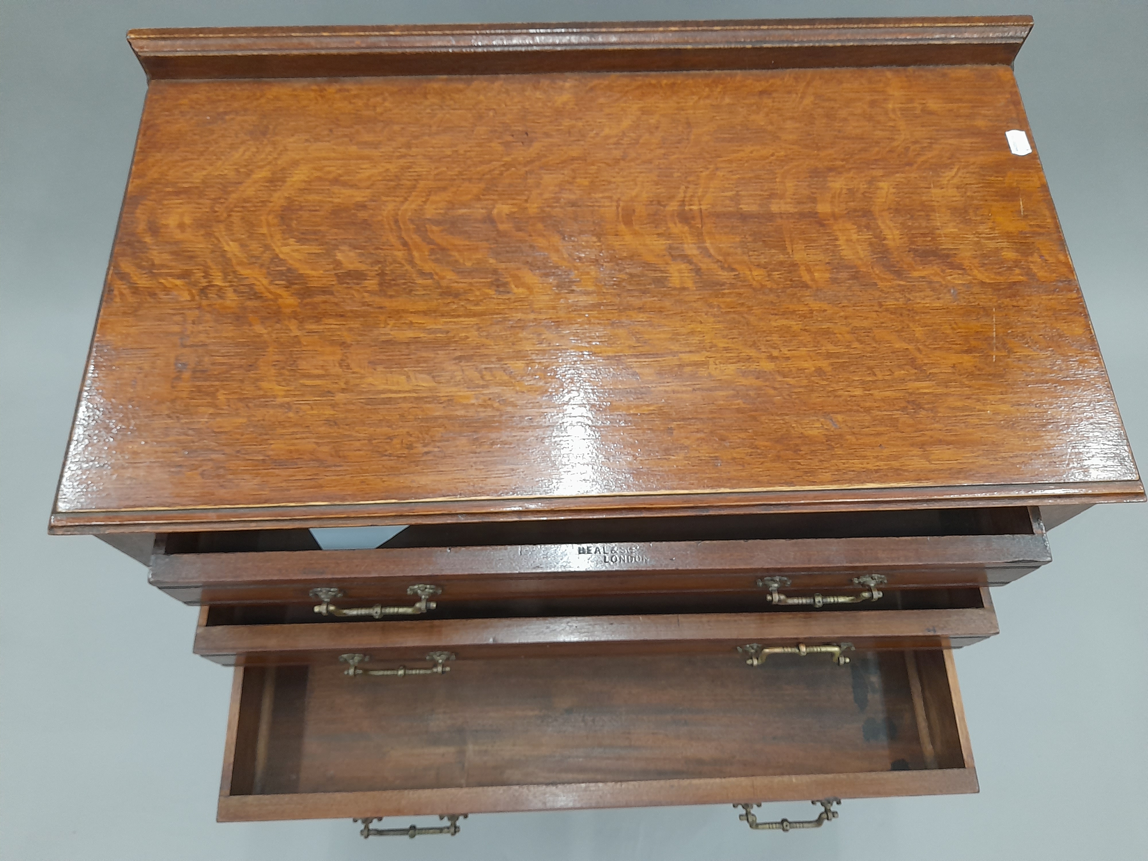 A Heals of London three drawer oak side table. 76 cm wide. - Bild 5 aus 6