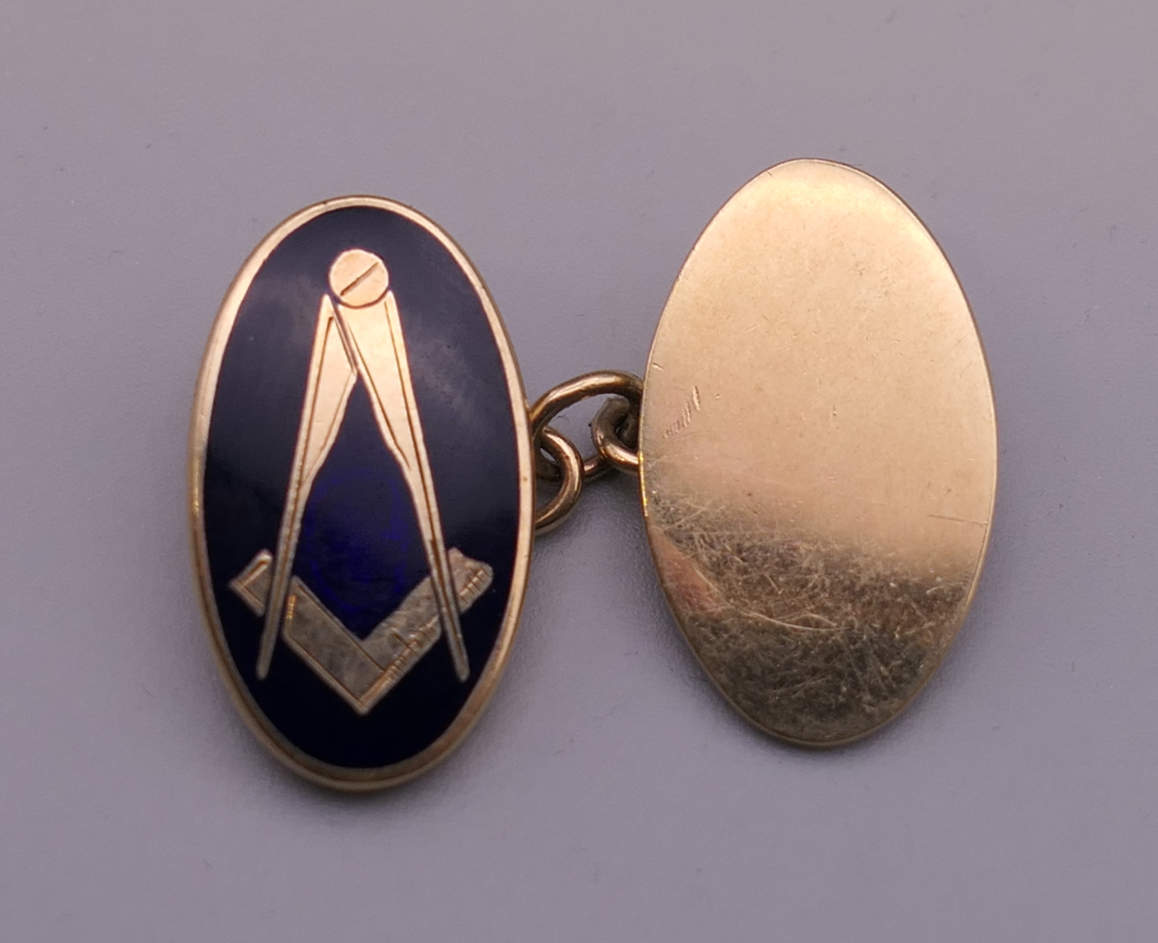 A pair of vintage 9 ct gold enamelled Masonic cufflinks. 11.4 grammes total weight. - Image 3 of 9